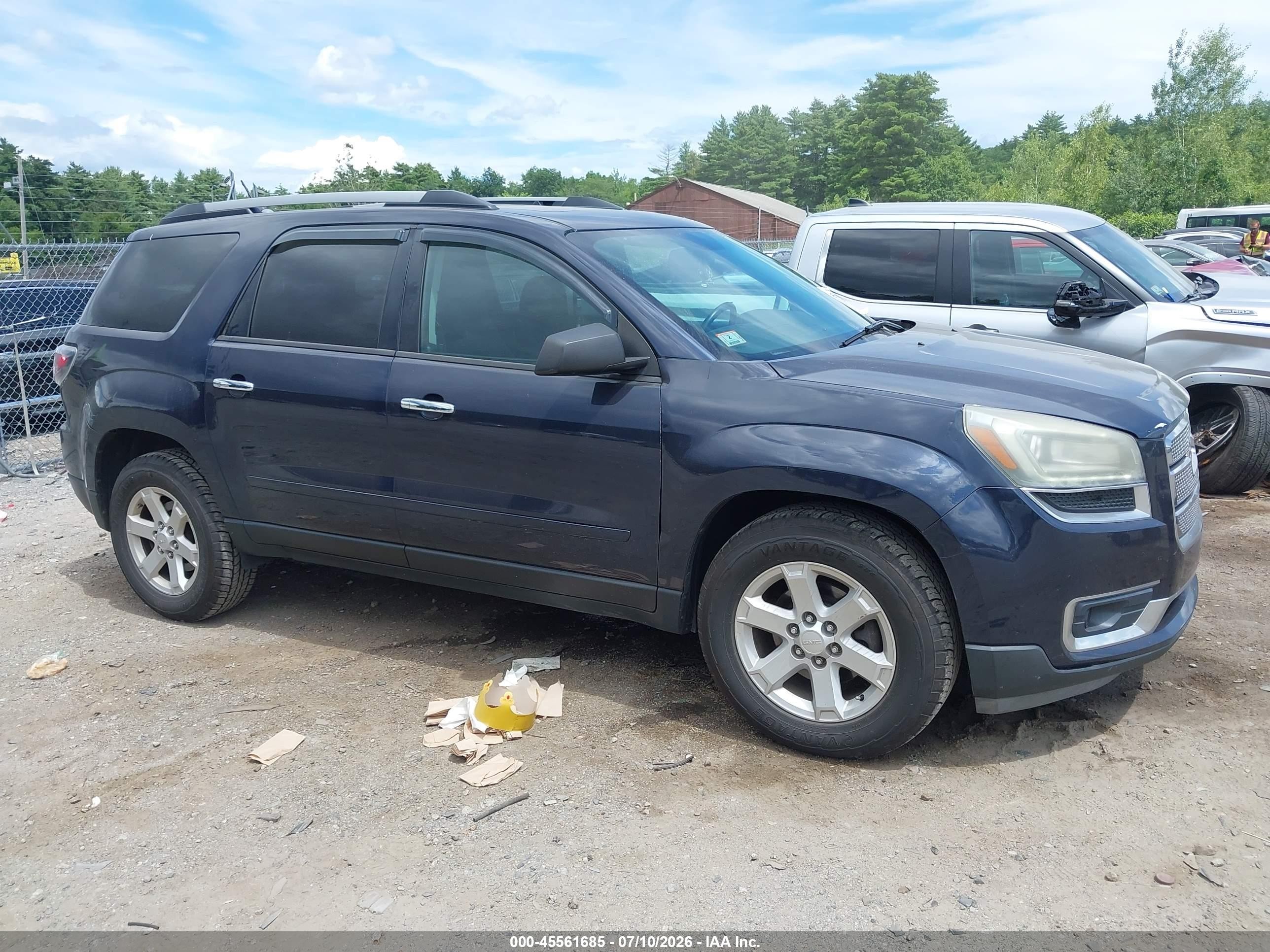 2015 GMC Acadia SLE, VIN 1GKKVPKD4FJ185650 — Front end