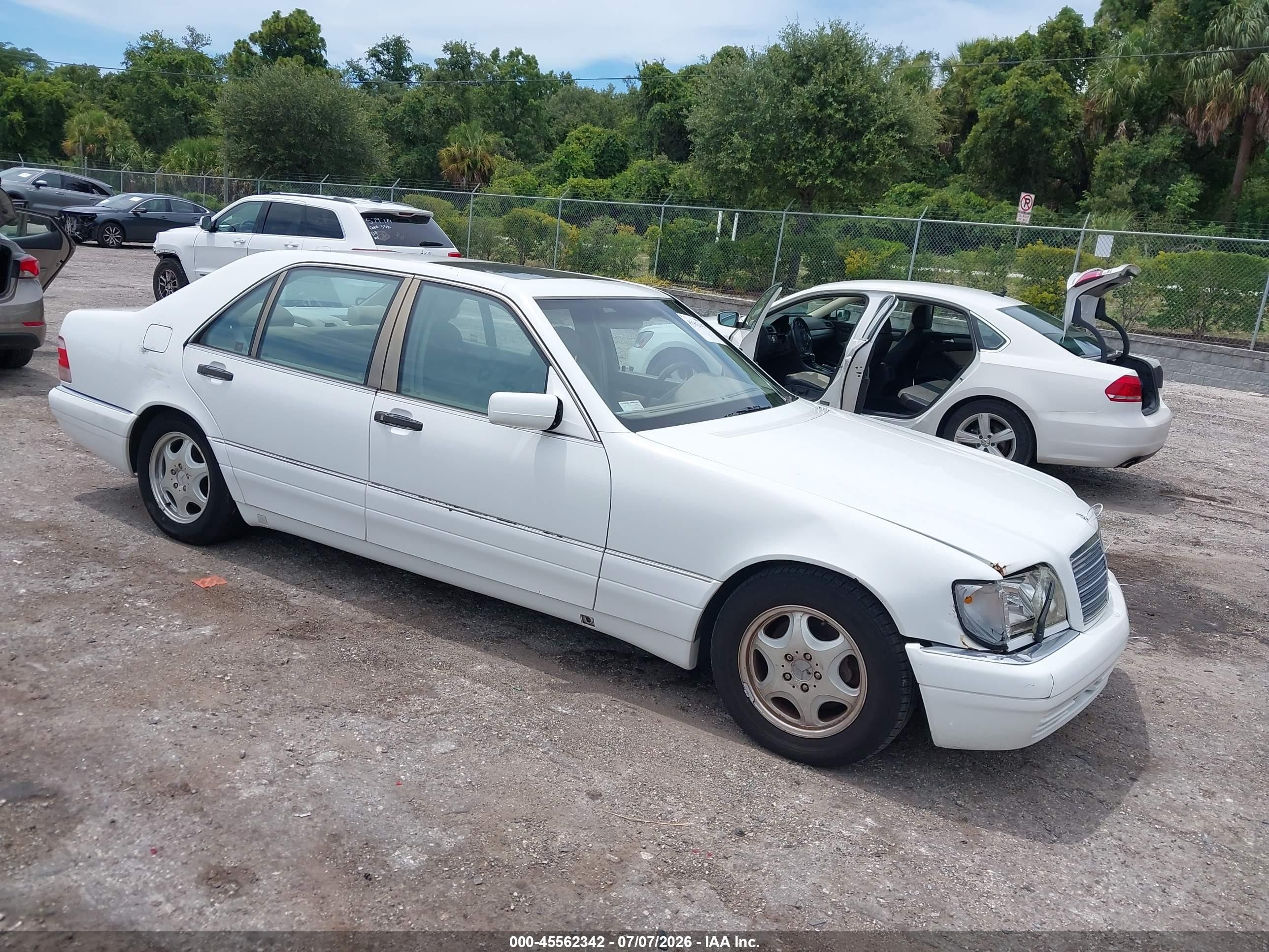 1998 Mercedes-Benz S 320/430/500, VIN WDBGA51GXWA396864 — Front end