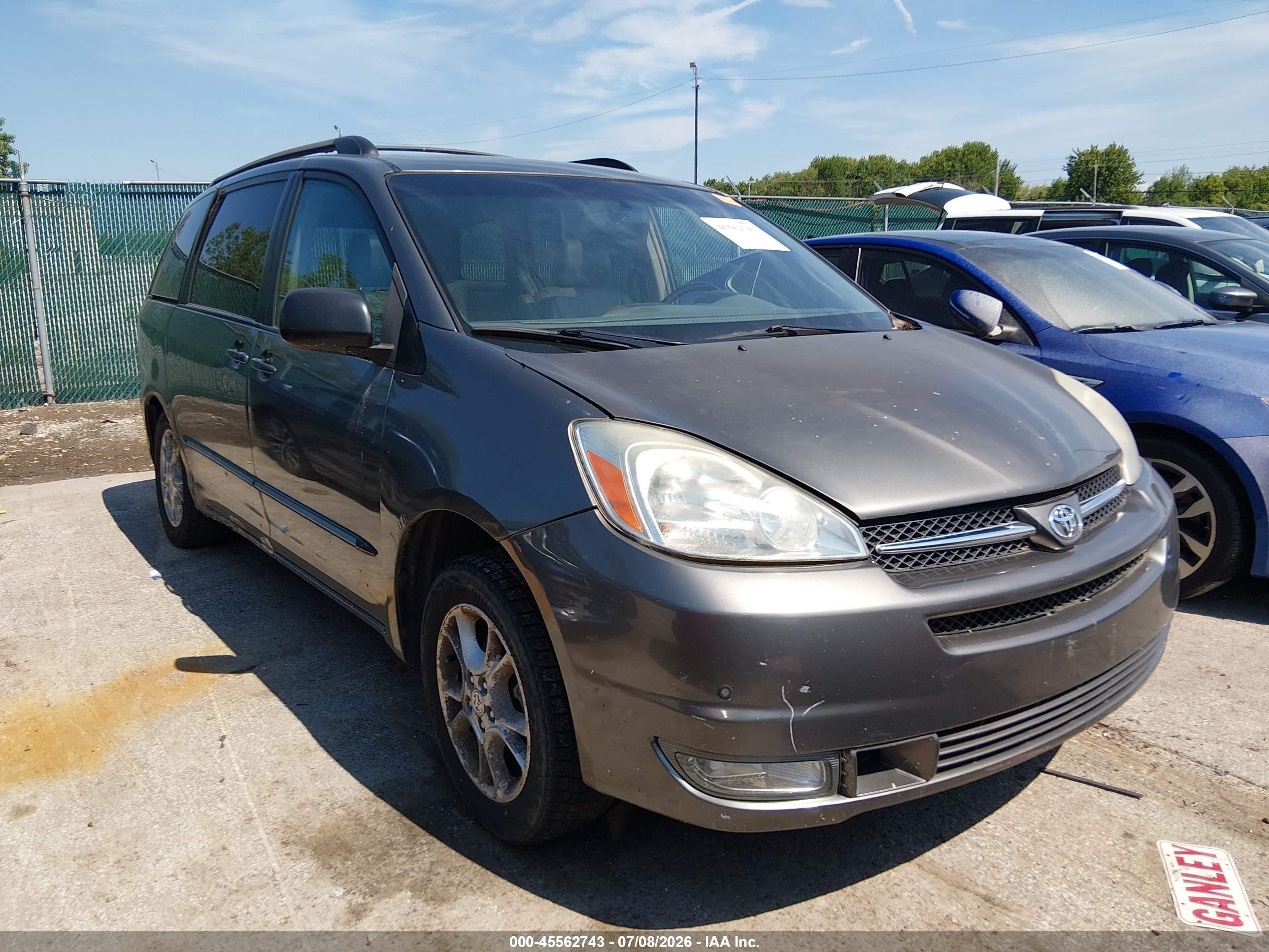 2005 Toyota Sienna XLE Limited, VIN 5TDBA22C15S050659 — Normal wear