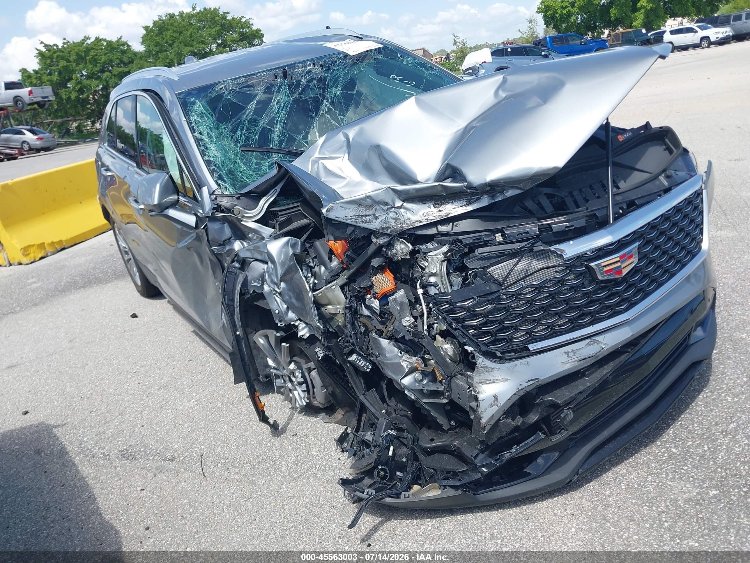 2025 Cadillac XT4 FWD Premium Luxury, VIN 1GYFZCR49SF117108 — Перед