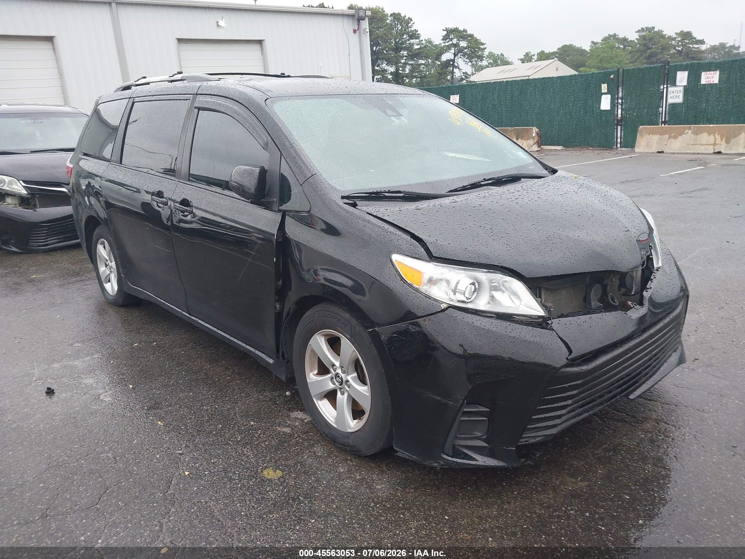 2018 Toyota Sienna LE, VIN 5TDKZ3DC5JS946369 — Side