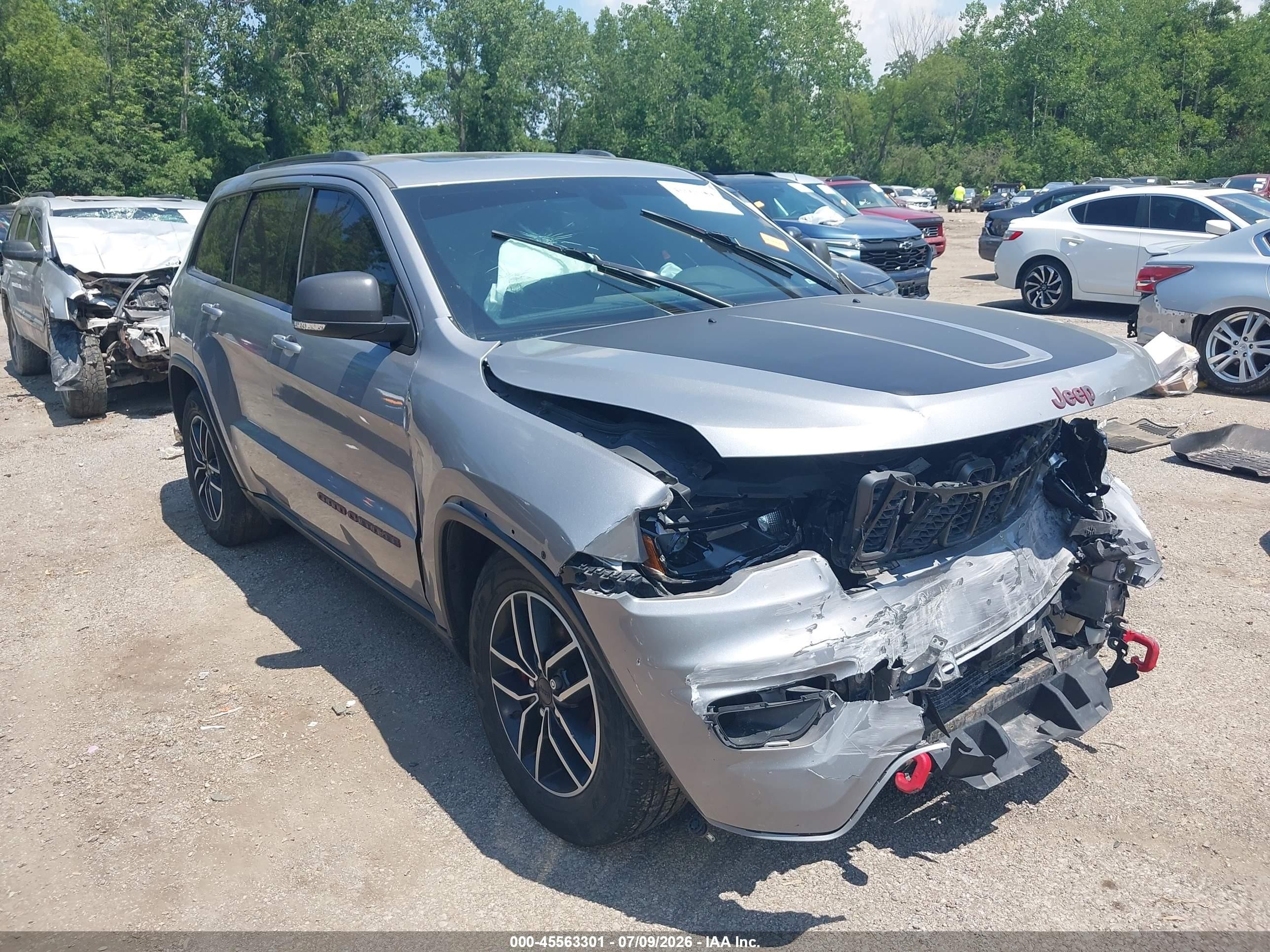 2020 Jeep Grand Cherokee Trailhawk, VIN 1C4RJFLG4LC217361 — Front end