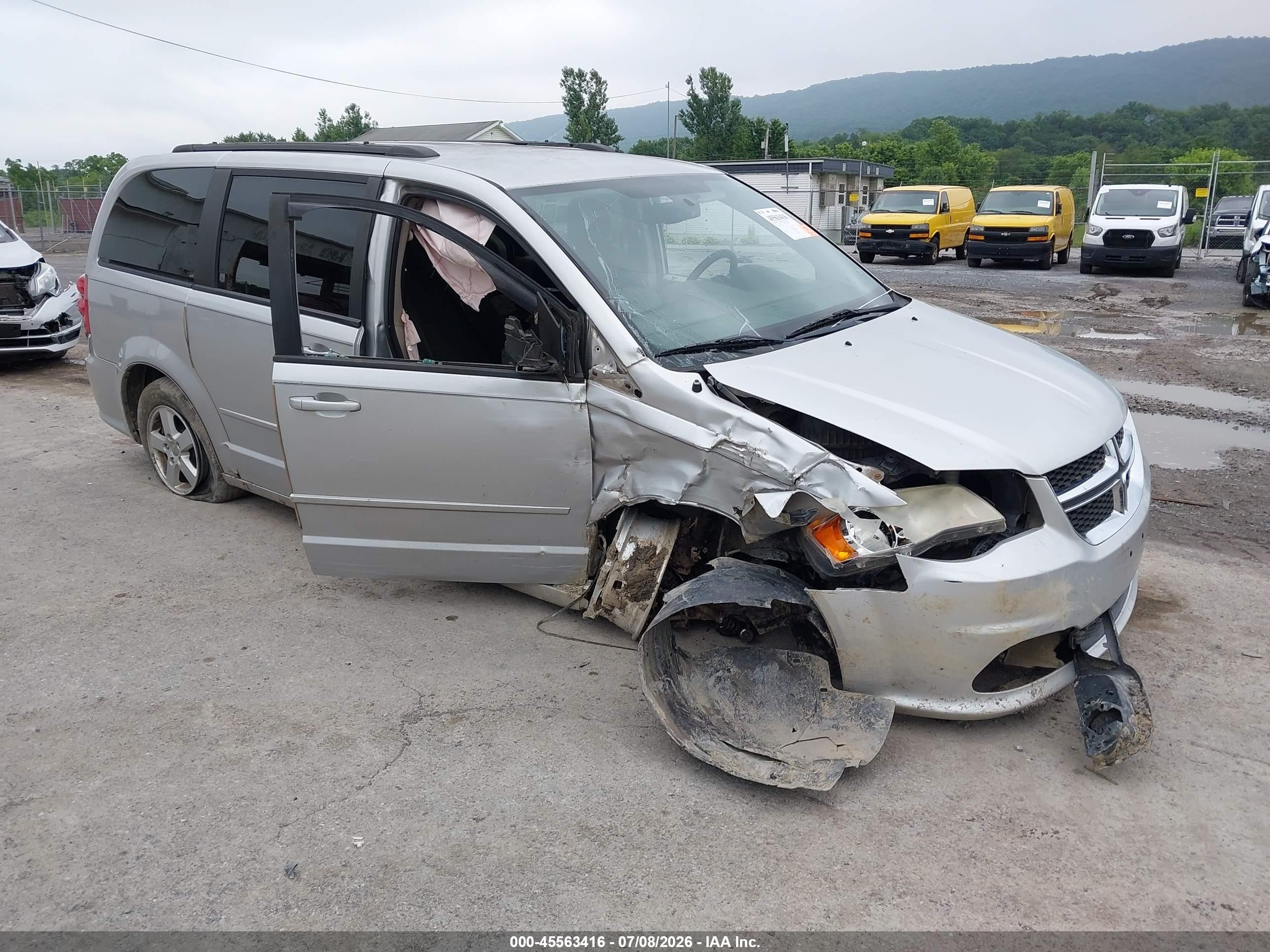 2012 Dodge Grand Caravan SXT, VIN 2C4RDGCG5CR381321 — Side