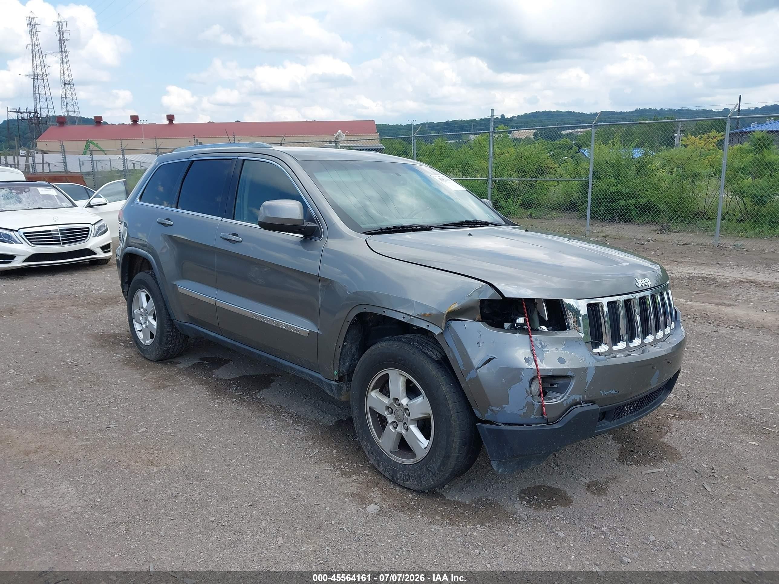 2011 Jeep Grand Cherokee Laredo, VIN 1J4RR4GG1BC576845 — Front end