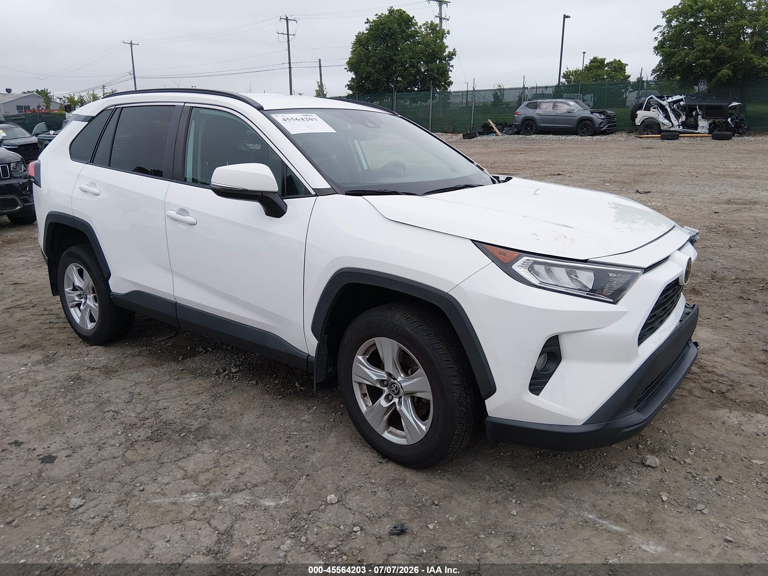 2021 Toyota RAV4 XLE, VIN 2T3P1RFV5MC244801 — Front end