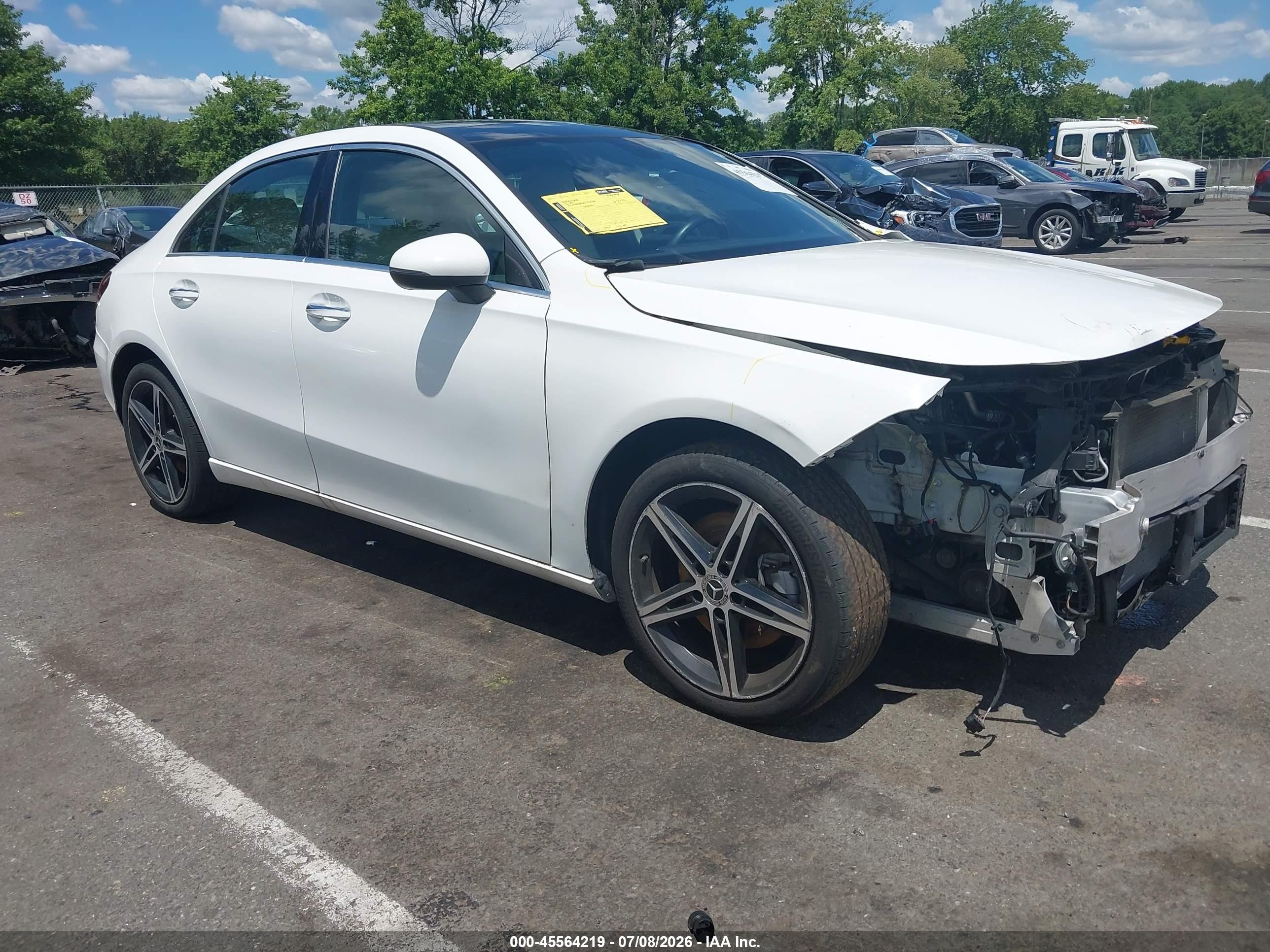 2021 Mercedes-Benz A 220, VIN W1K3G4FB4MJ321781 — Front end