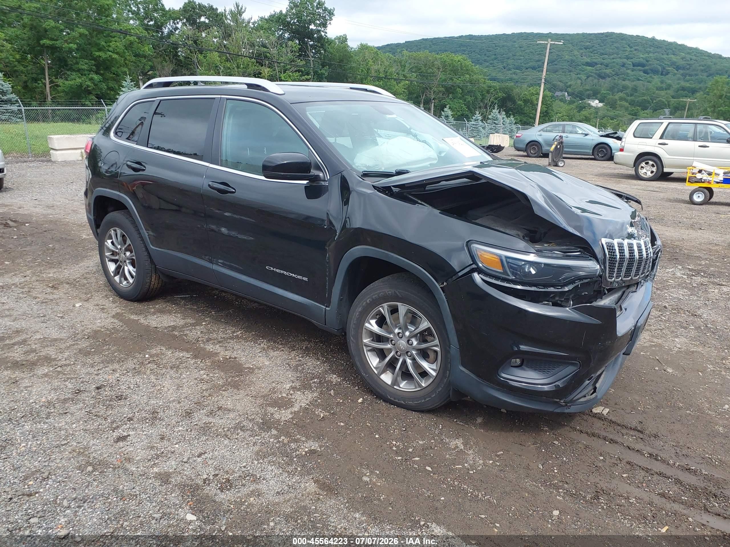 2019 Jeep Cherokee Latitude Plus, VIN 1C4PJMLB8KD482194 — Front end