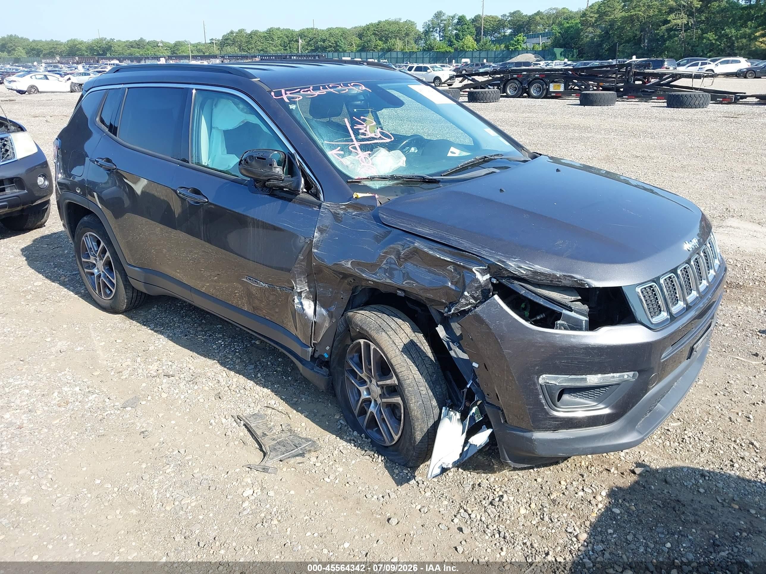2018 Jeep Compass Latitude, VIN 3C4NJDBB1JT255690 — Перед