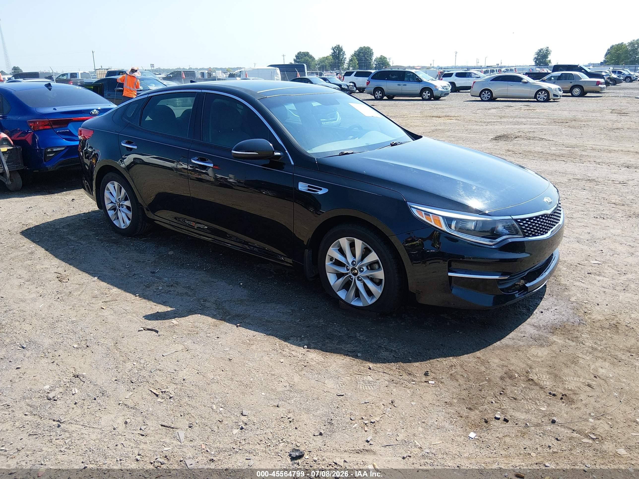 2018 Kia Optima EX, VIN 5XXGU4L30JG248149 — Перед