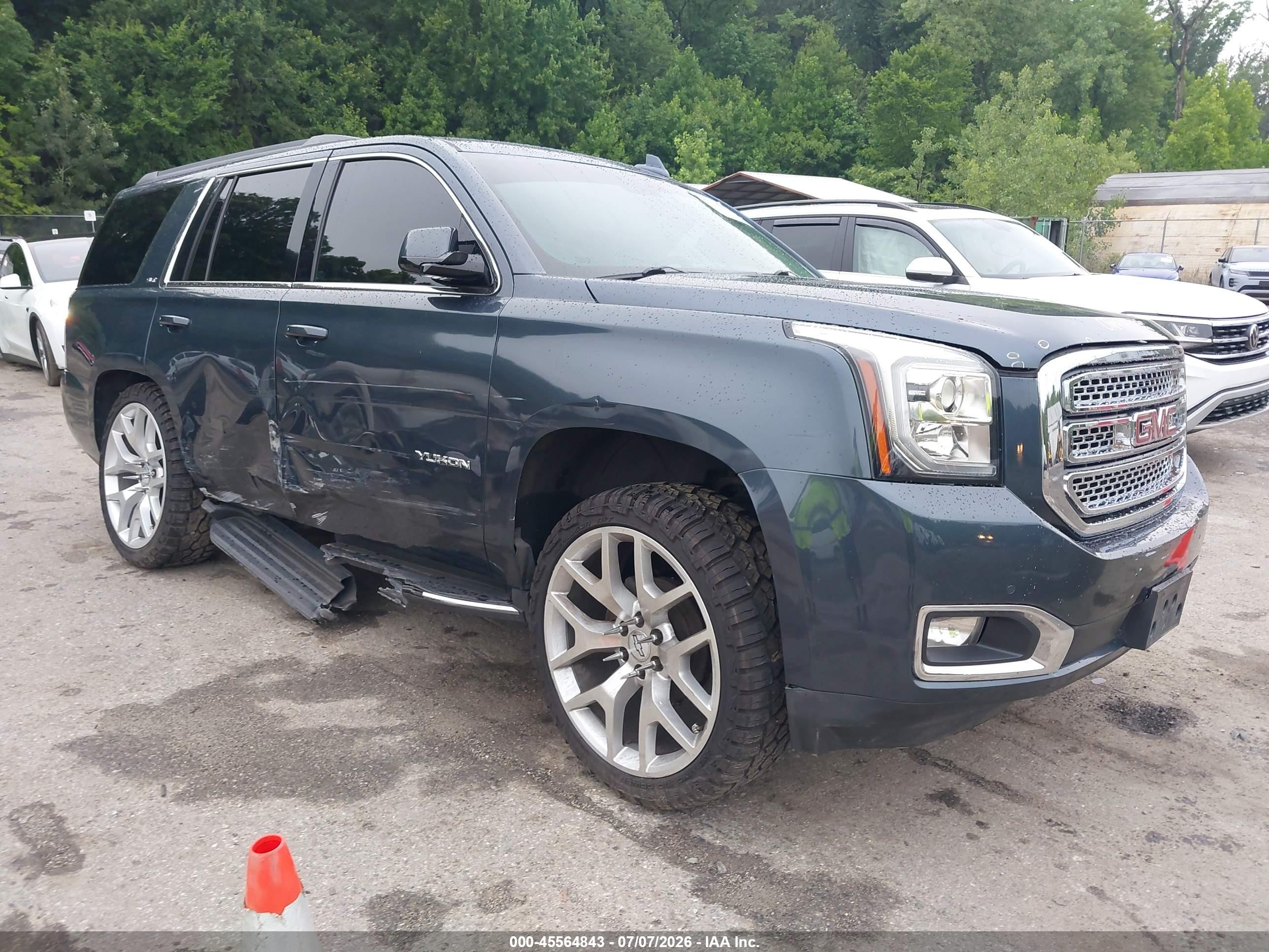 2019 GMC Yukon SLT, VIN 1GKS2BKC3KR136583 — Бок
