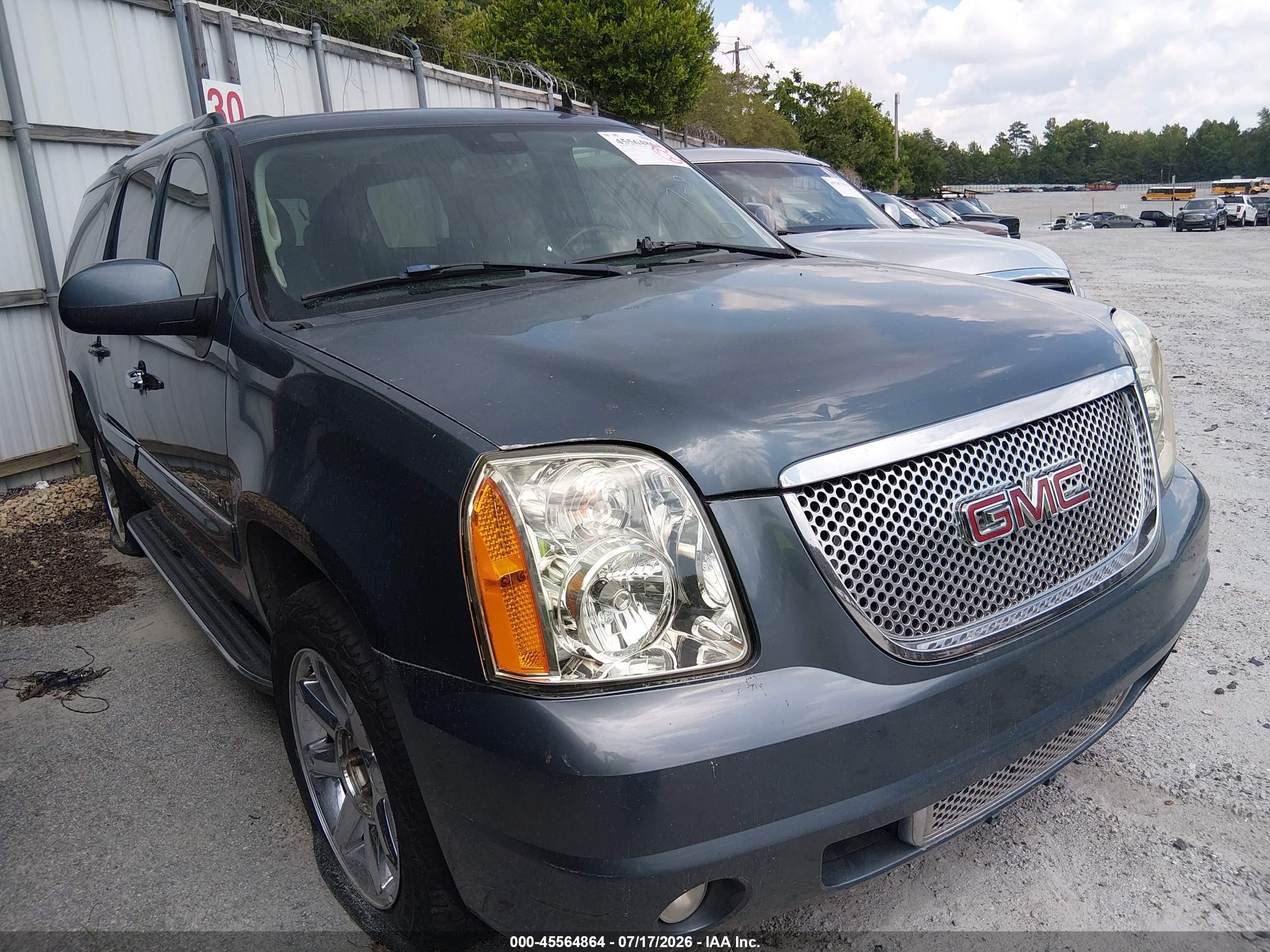 2007 GMC Yukon XL, VIN 1GKFK66887J325251 — Normal wear