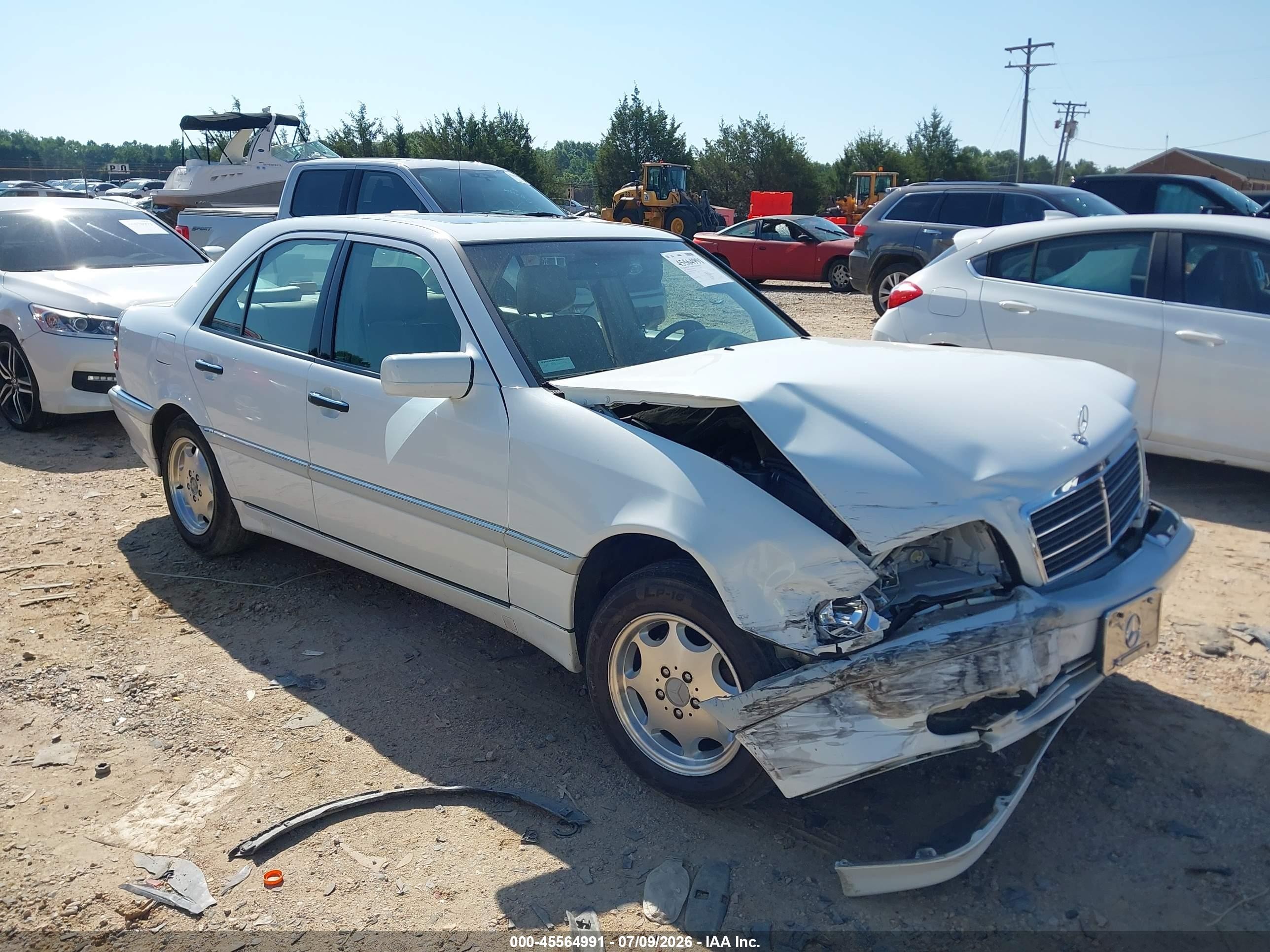 1999 Mercedes-Benz C 230/260/280/320, VIN WDBHA29G8XA760188 — Front end
