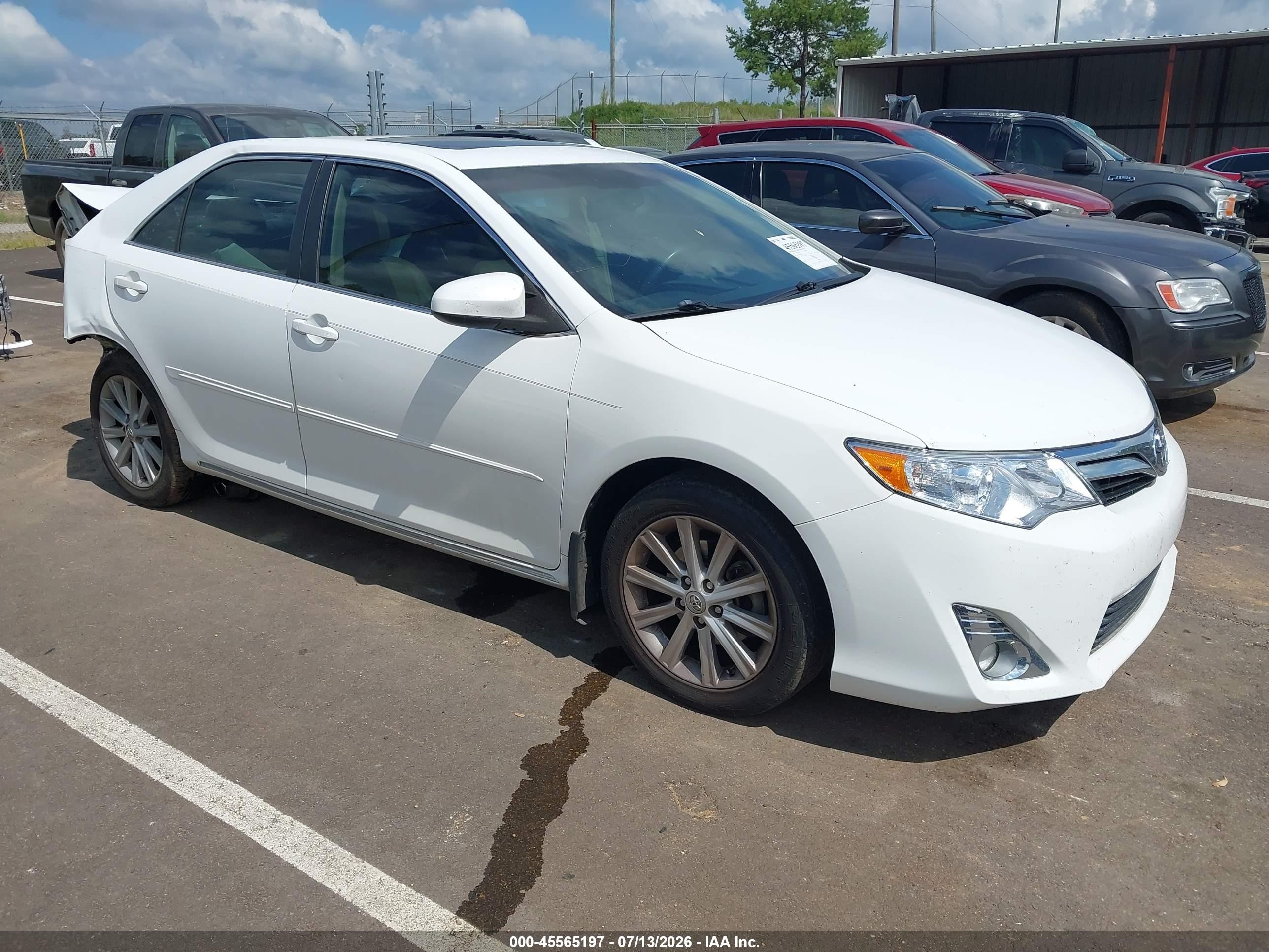 2014 Toyota Camry LE, VIN 4T4BF1FK6ER350403 — Side