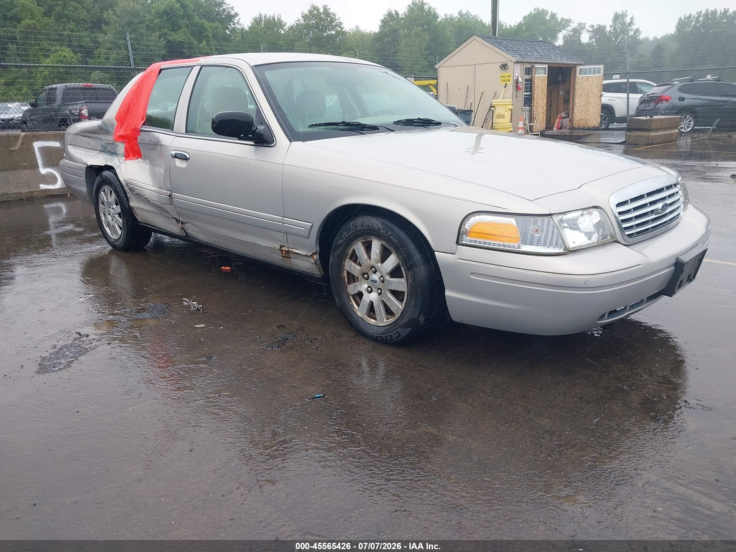 2007 Ford Crown Victoria LX, VIN 2FAFP74V67X142391 — Side