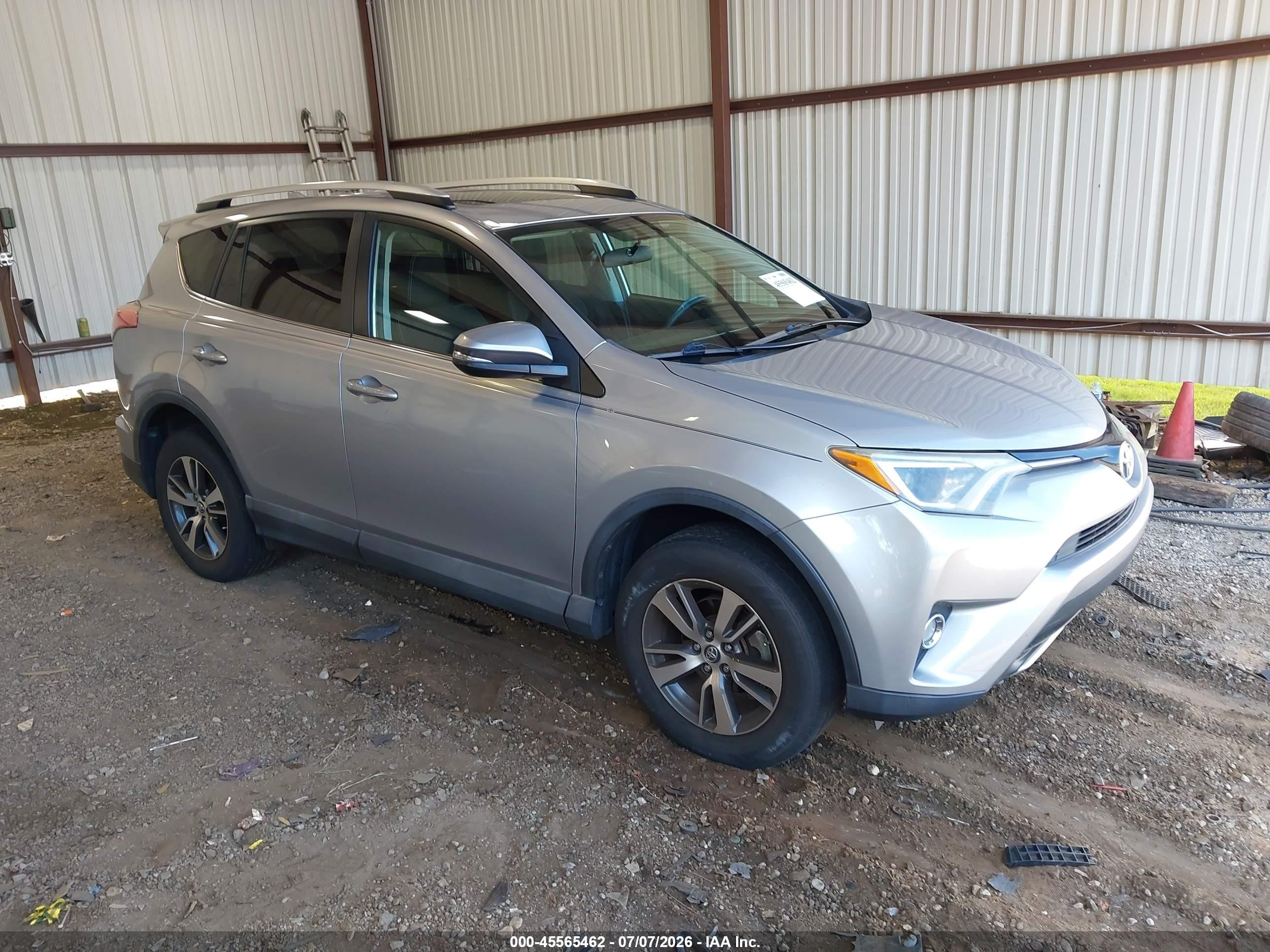 2016 Toyota RAV4 XLE, VIN 2T3RFREV9GW474615 — Rear end