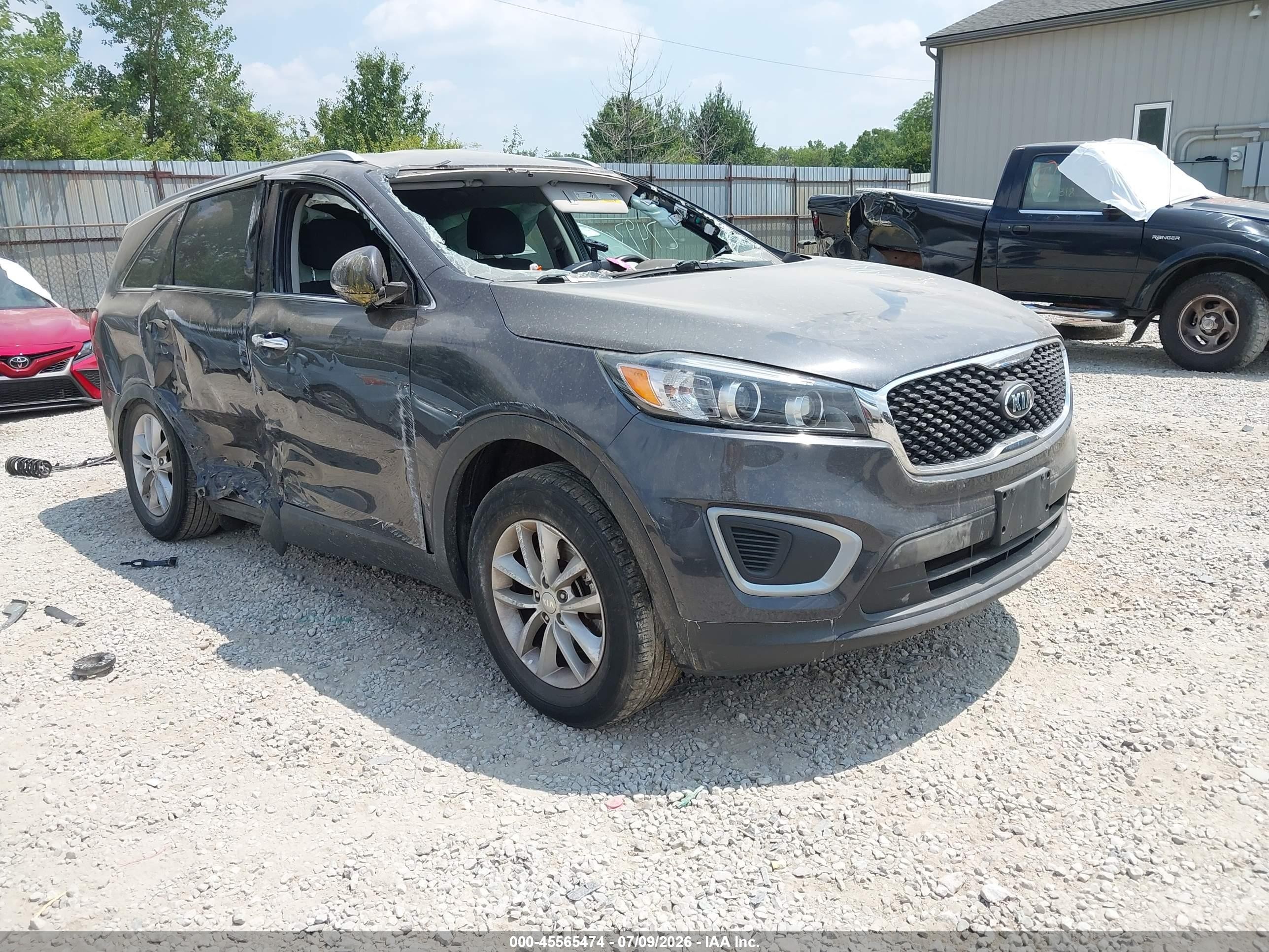 2017 Kia Sorento LX, VIN 5XYPG4A3XHG274936 — Бок