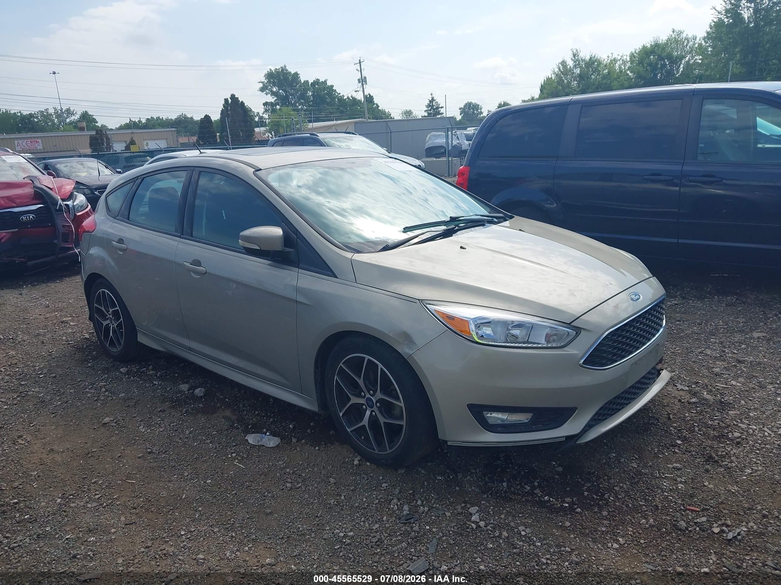 2015 Ford Focus SE, VIN 1FADP3K25FL386814 — Side