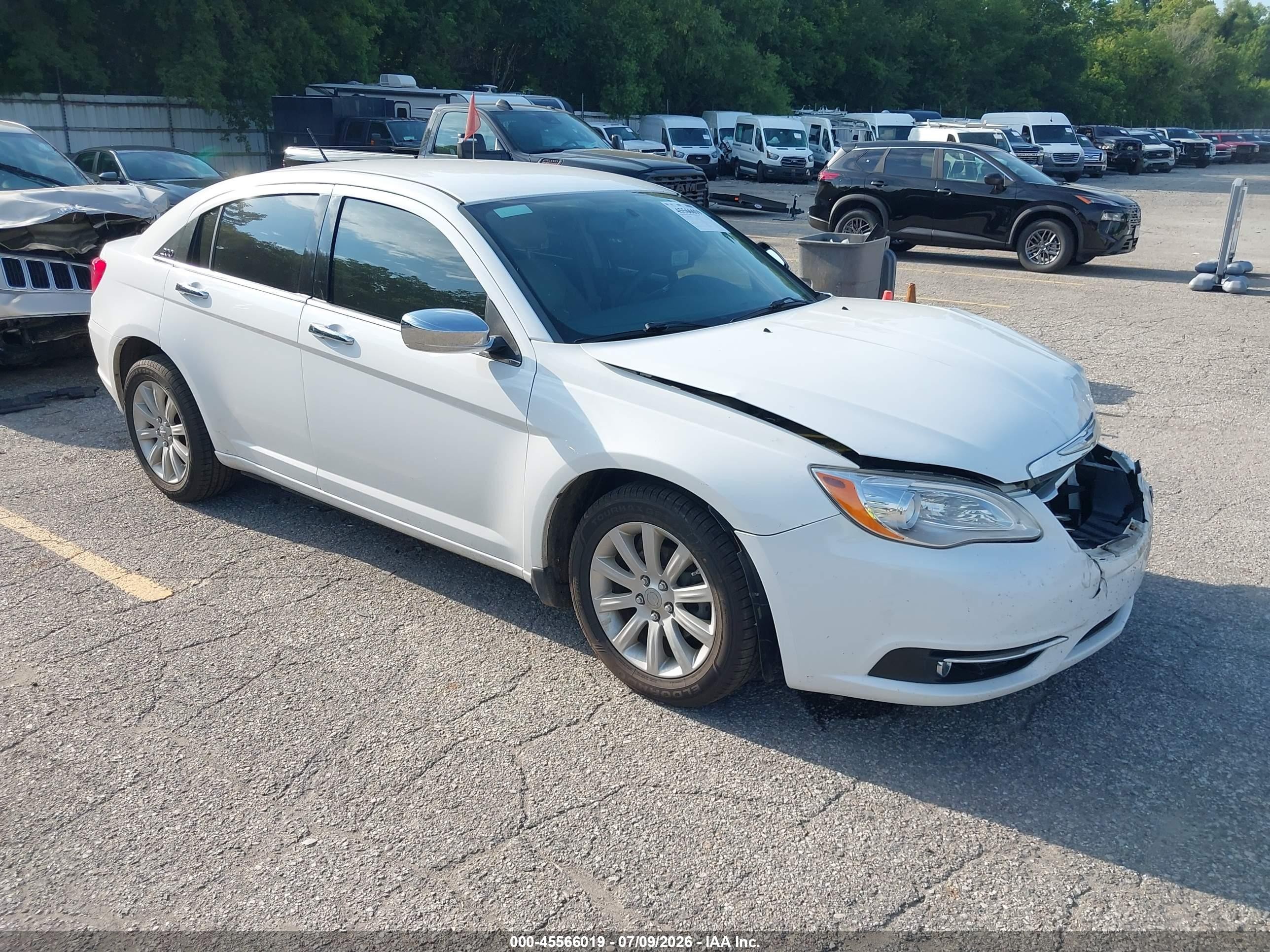 2014 Chrysler 200 Limited, VIN 1C3CCBCG3EN159358 — Front end