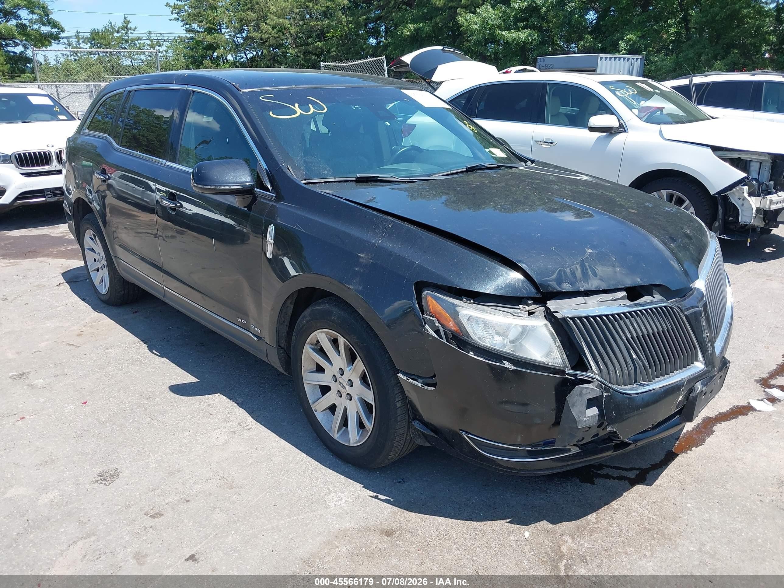 2014 Lincoln MKT, VIN 2LMHJ5NK6EBL53100 — Front end