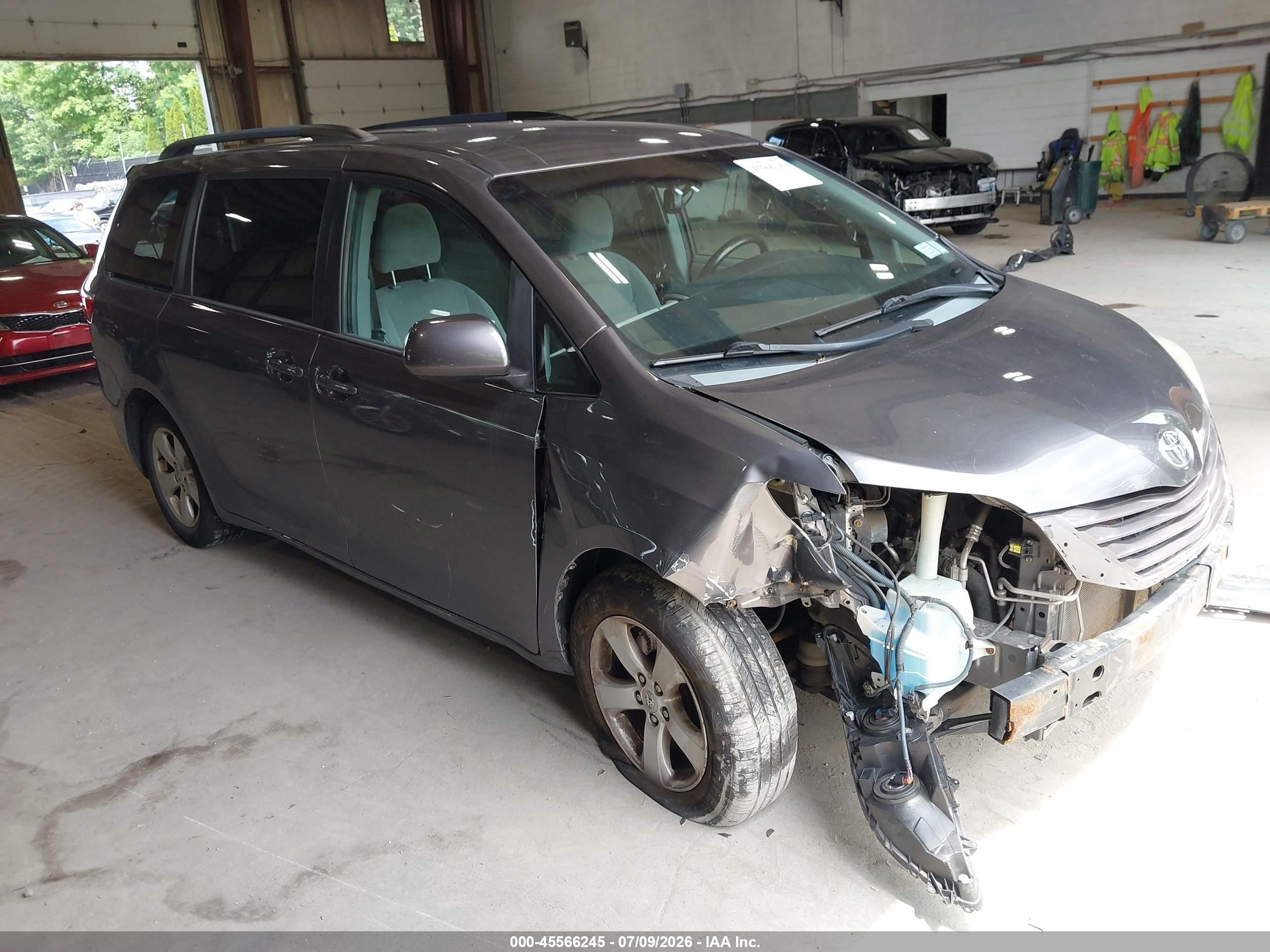 2015 Toyota Sienna LE, VIN 5TDJK3DC5FS108253 — Front end