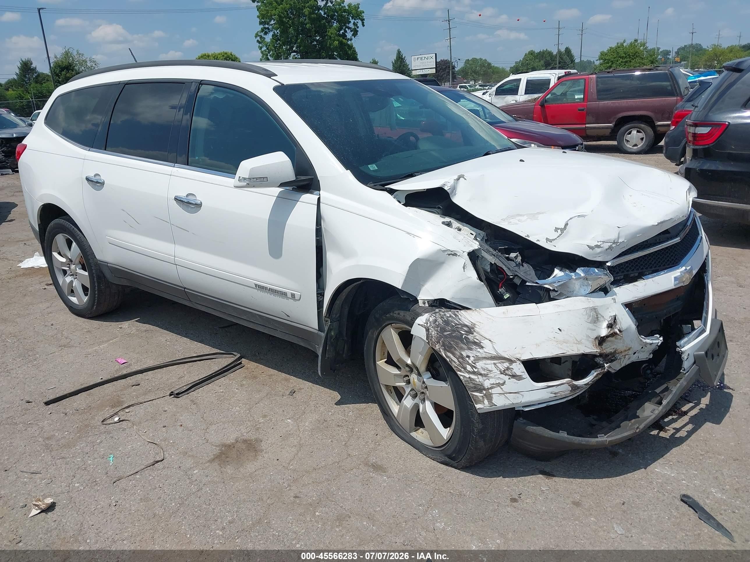 2009 Chevrolet Traverse 2LT, VIN 1GNEV23DX9S159845 — Front end