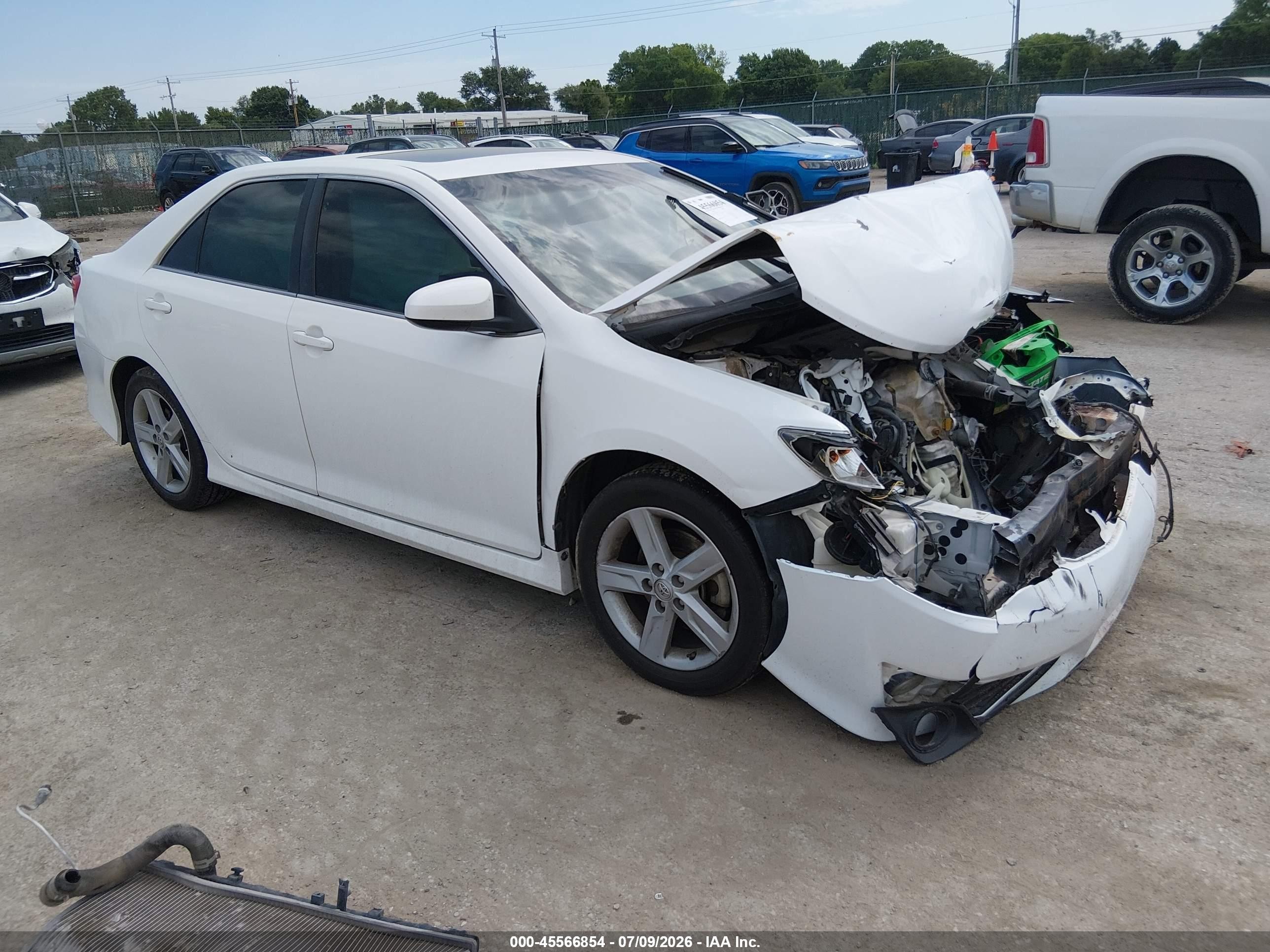 2014 Toyota Camry SE, VIN 4T1BF1FK4EU760272 — Front end