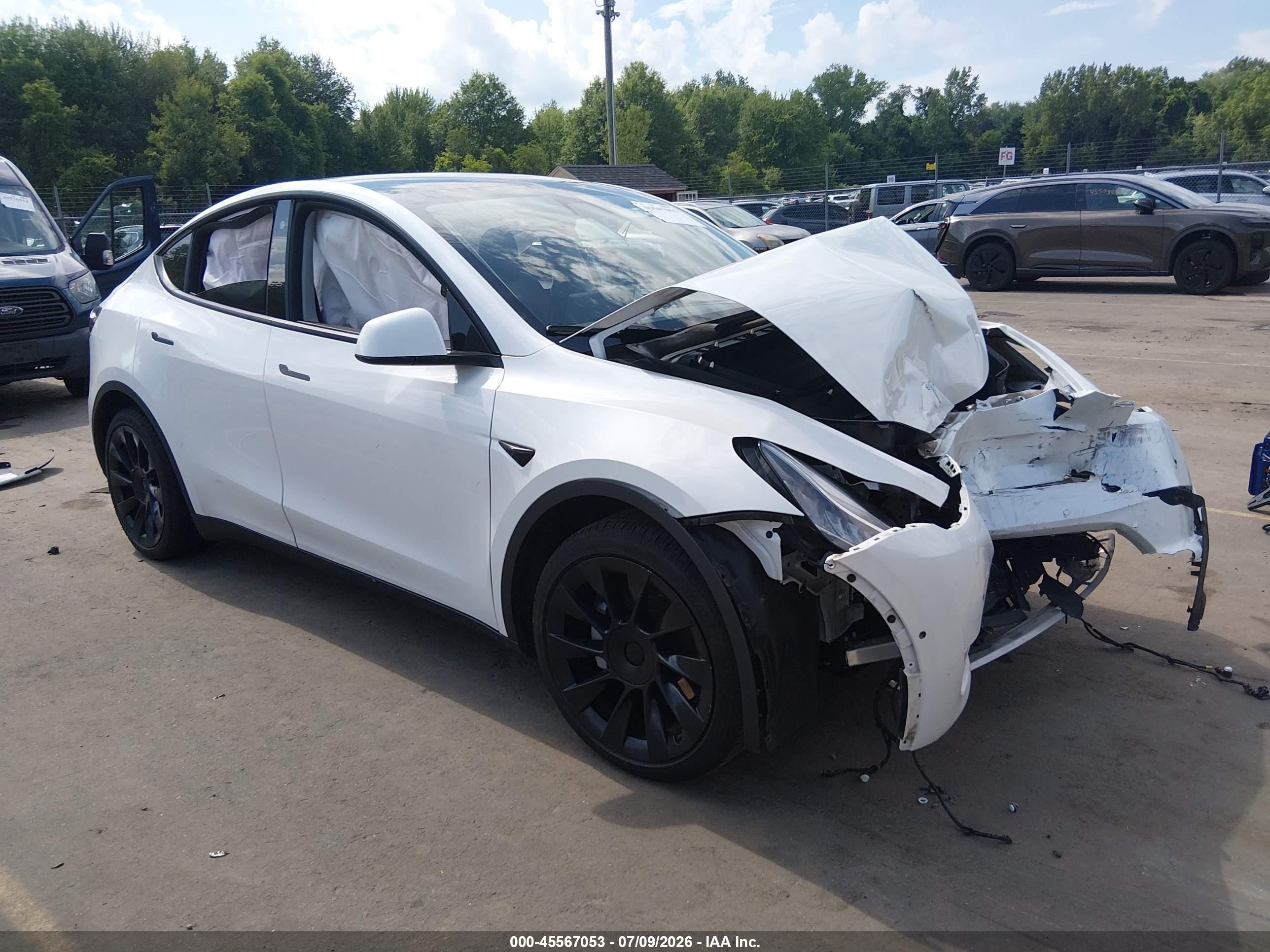 2021 Tesla Model Y Long Range, VIN 5YJYGDEE6MF256452 — Front end