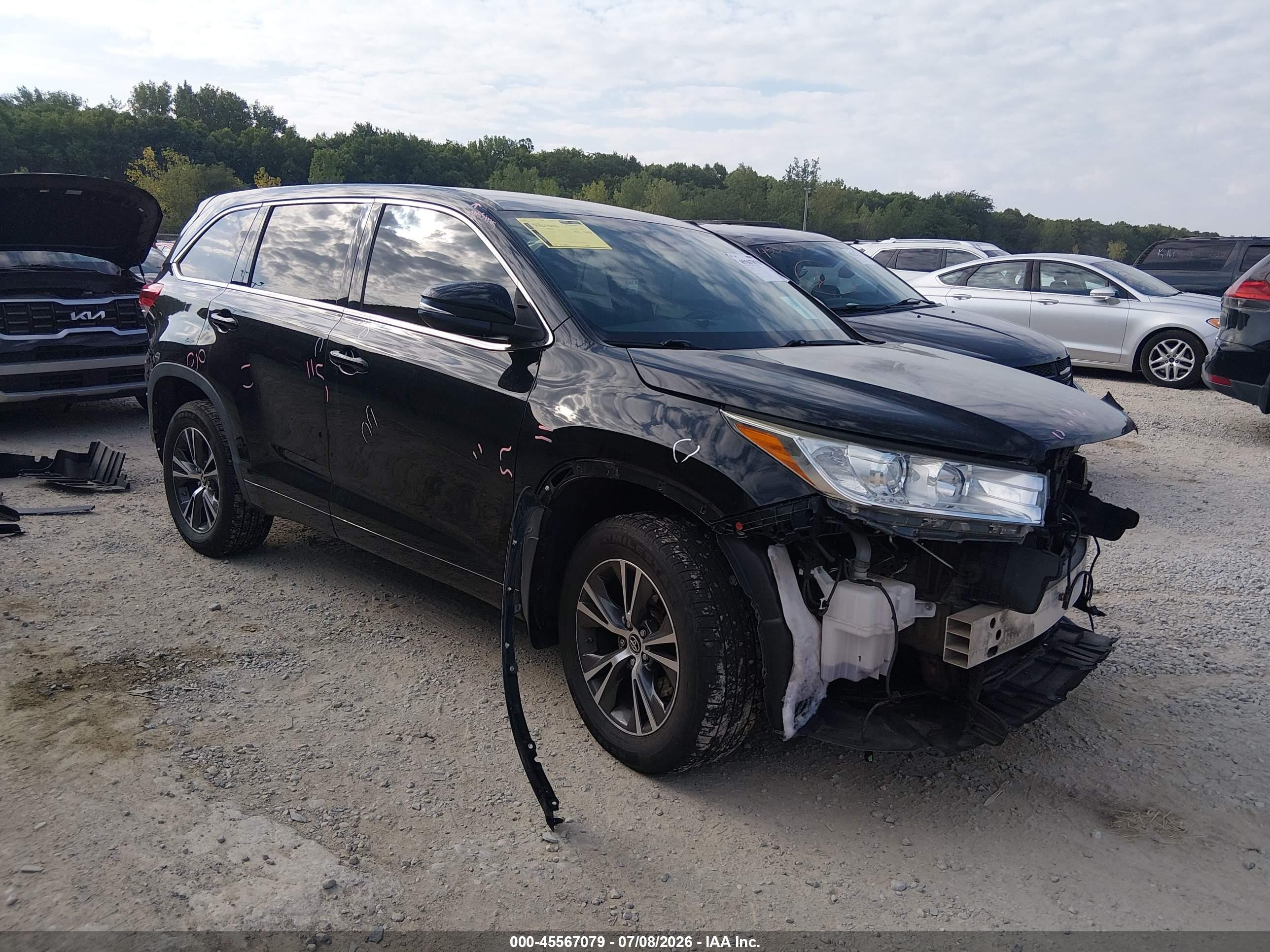 2018 Toyota Highlander LE Plus, VIN 5TDBZRFH1JS807576 — Front end