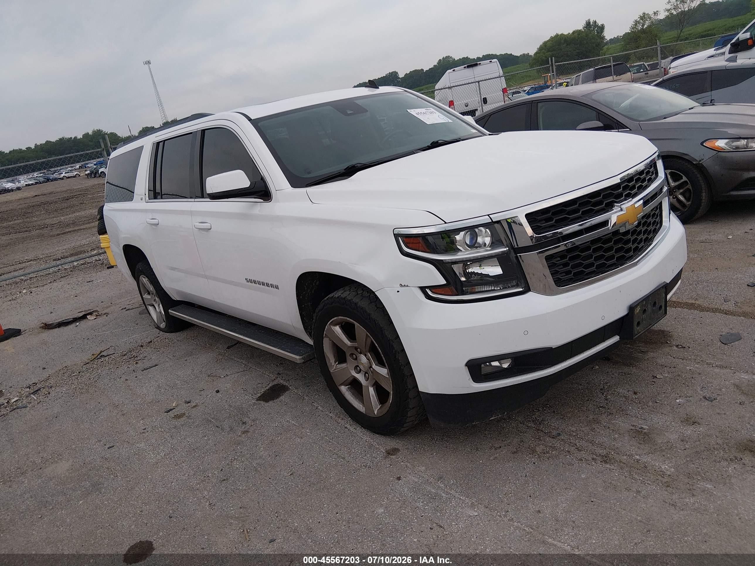 2015 Chevrolet Suburban LT, VIN 1GNSKJKC6FR298324 — Перед