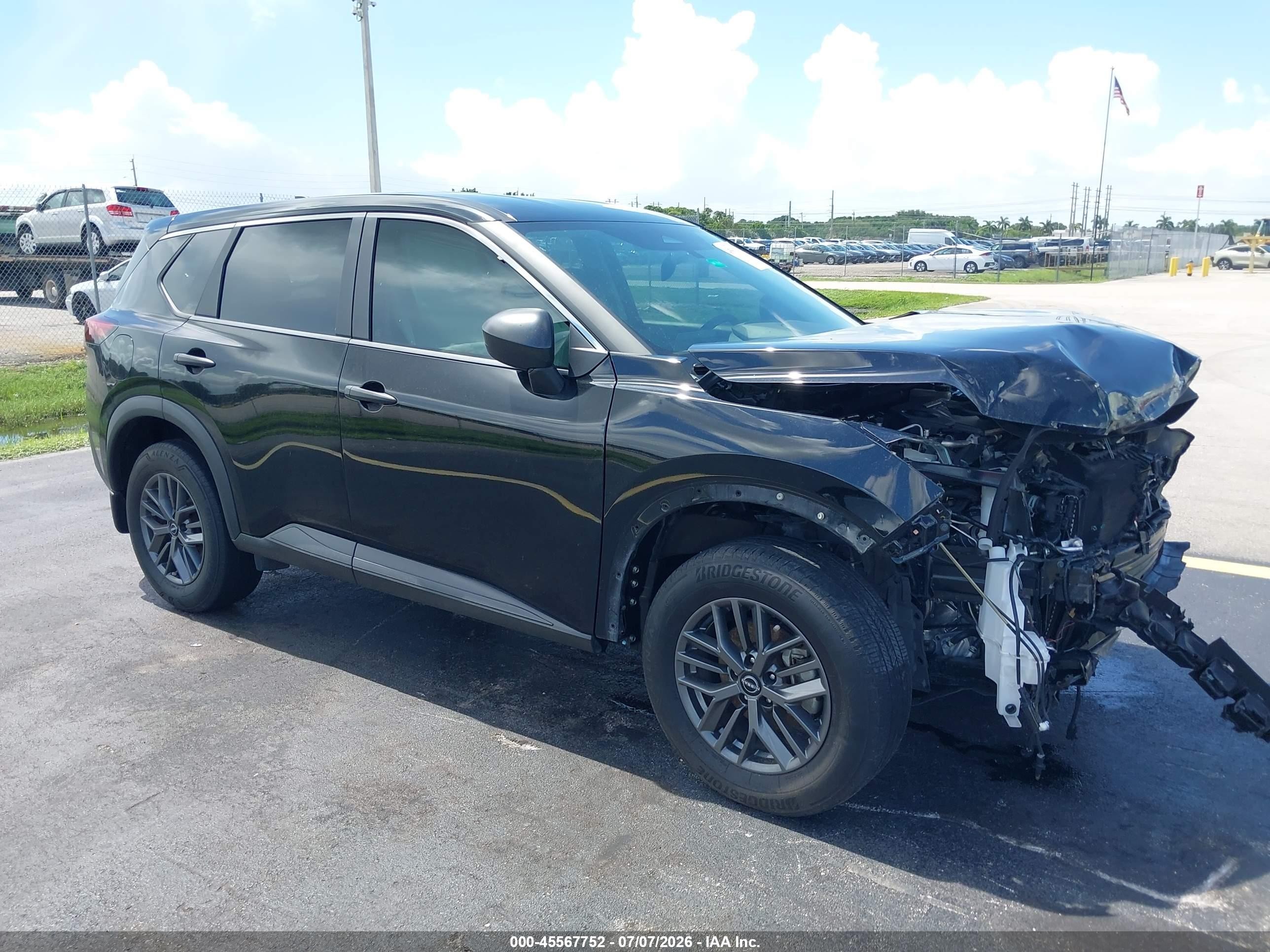 2023 Nissan Rogue S, VIN 5N1BT3AA6PC883888 — Перед