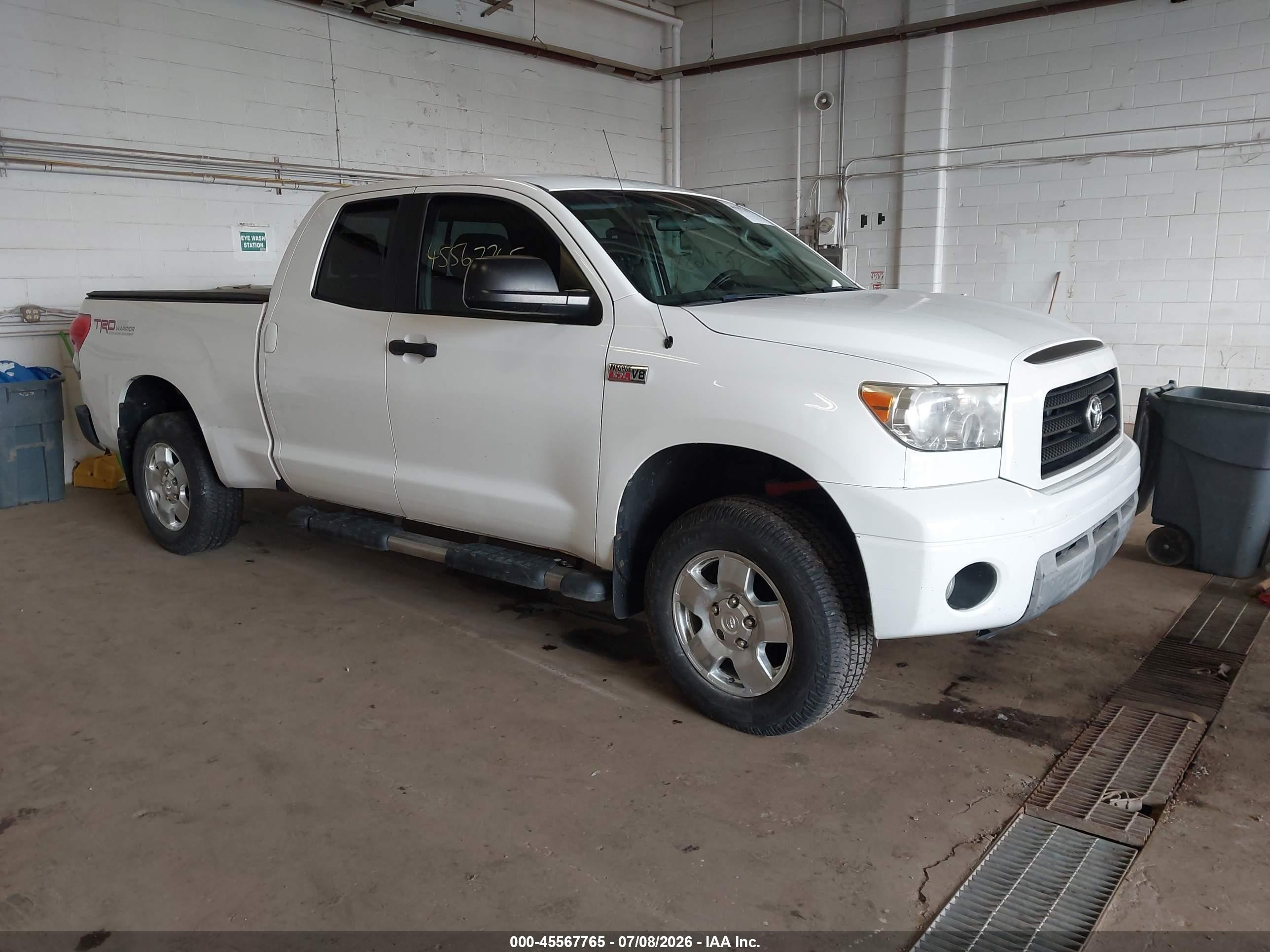 2009 Toyota Tundra SR5, VIN 5TFBW54199X083228 — Бок