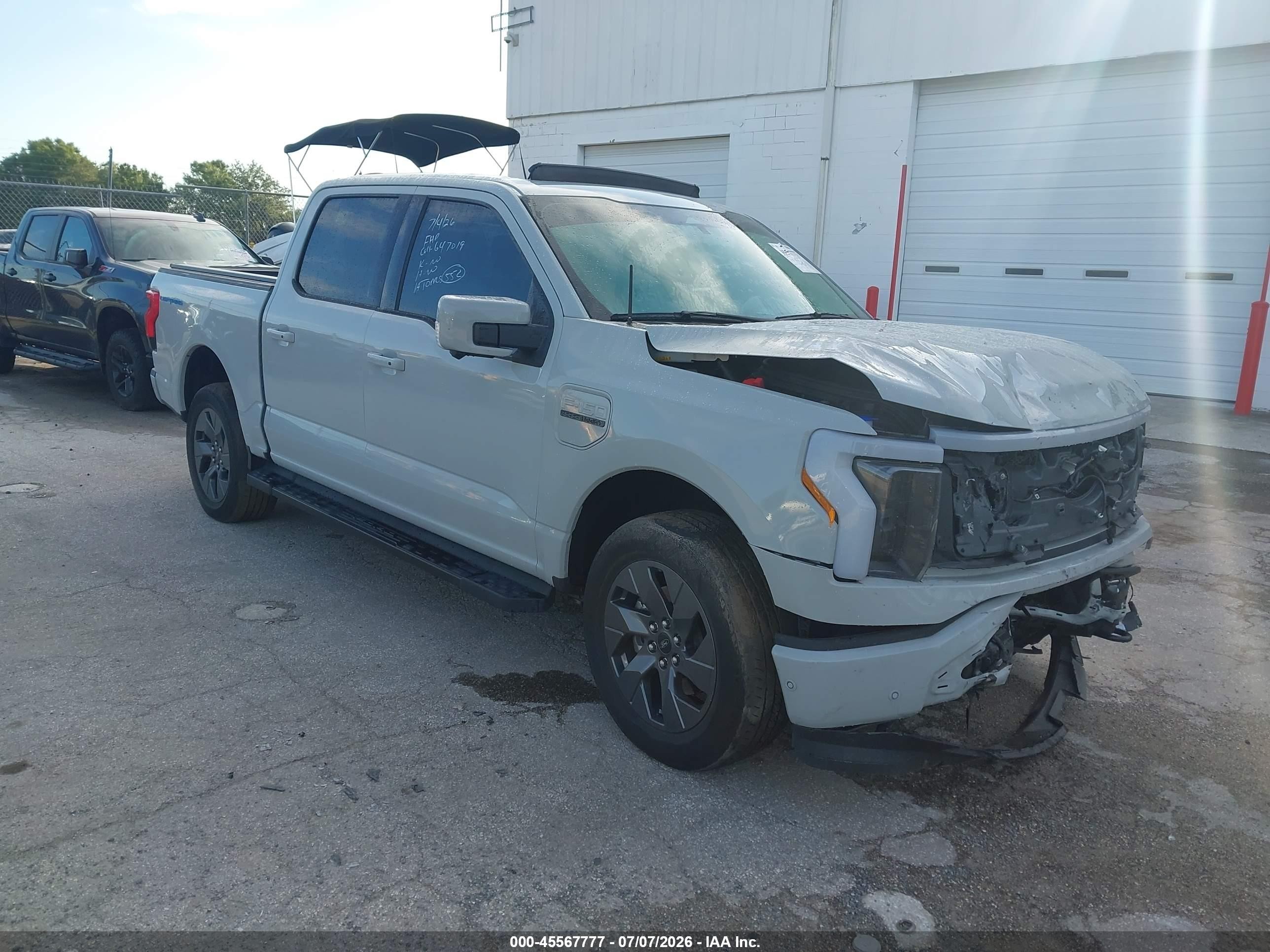 2023 Ford F-150 Lightning Lariat, VIN 1FTVW1EV0PWG29375 — Front end