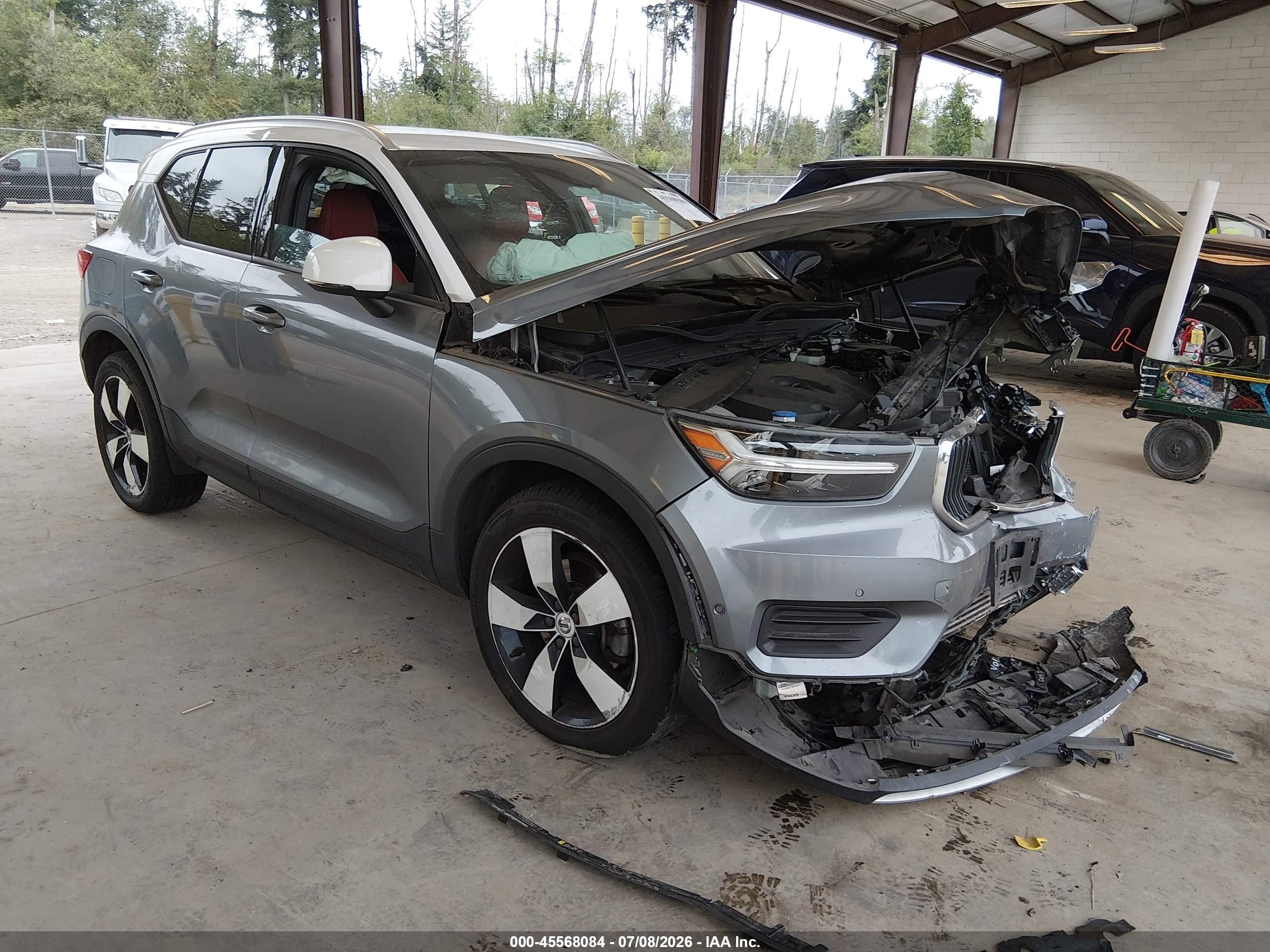 2019 Volvo XC40 Momentum, VIN YV4162UK9K2116277 — Front end
