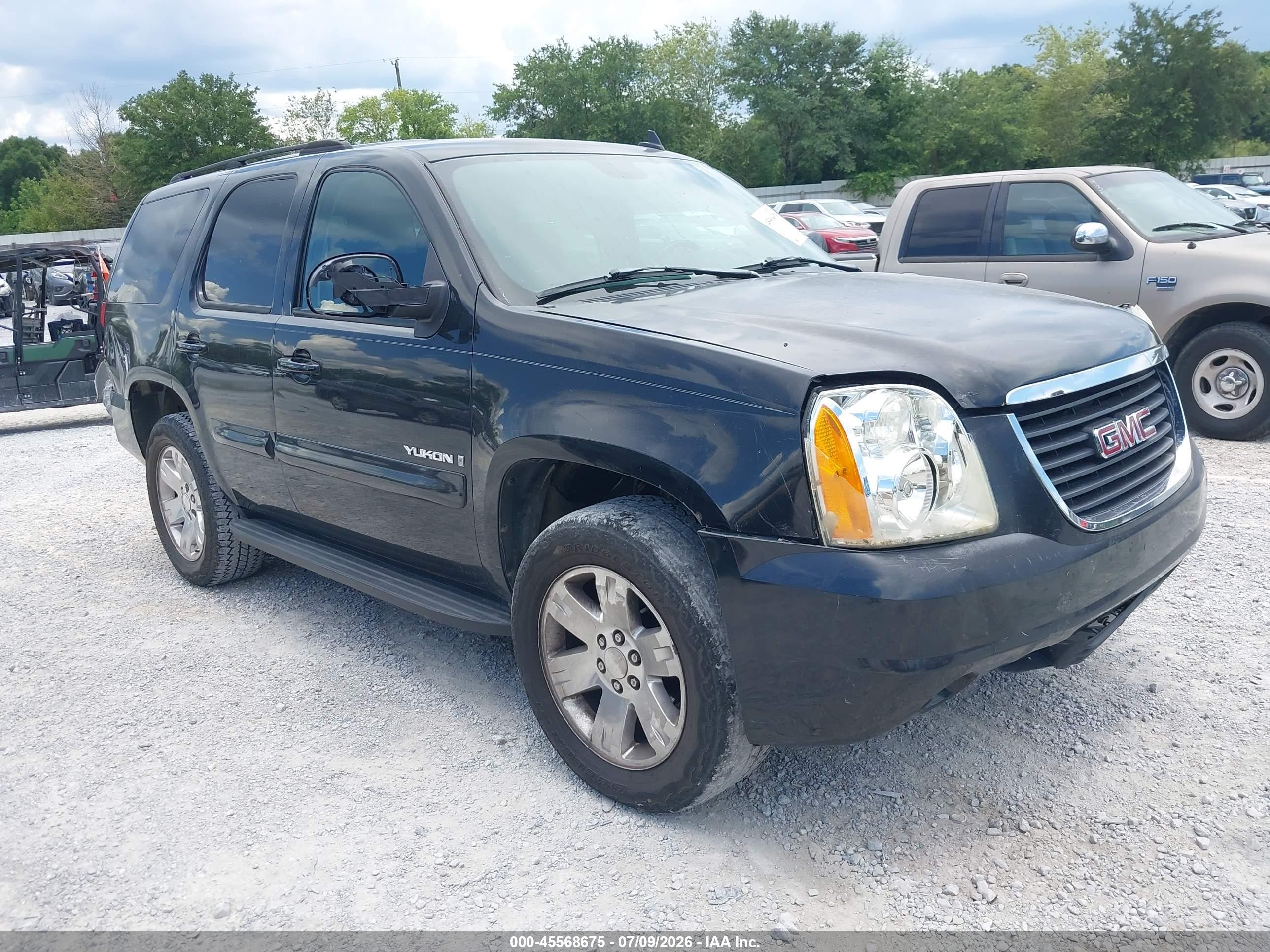 2007 GMC Yukon SLE, VIN 1GKFC13067R327547 — Front end