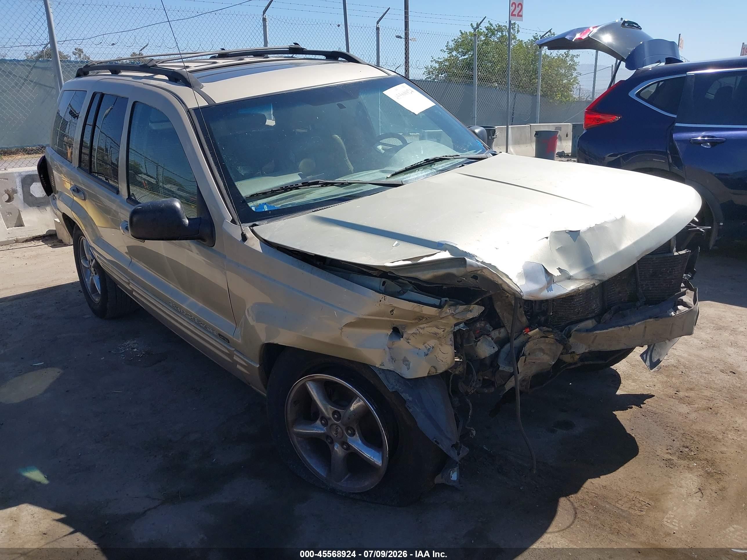 2001 Jeep Grand Cherokee Limited, VIN 1J4GX58S21C642324 — Front end