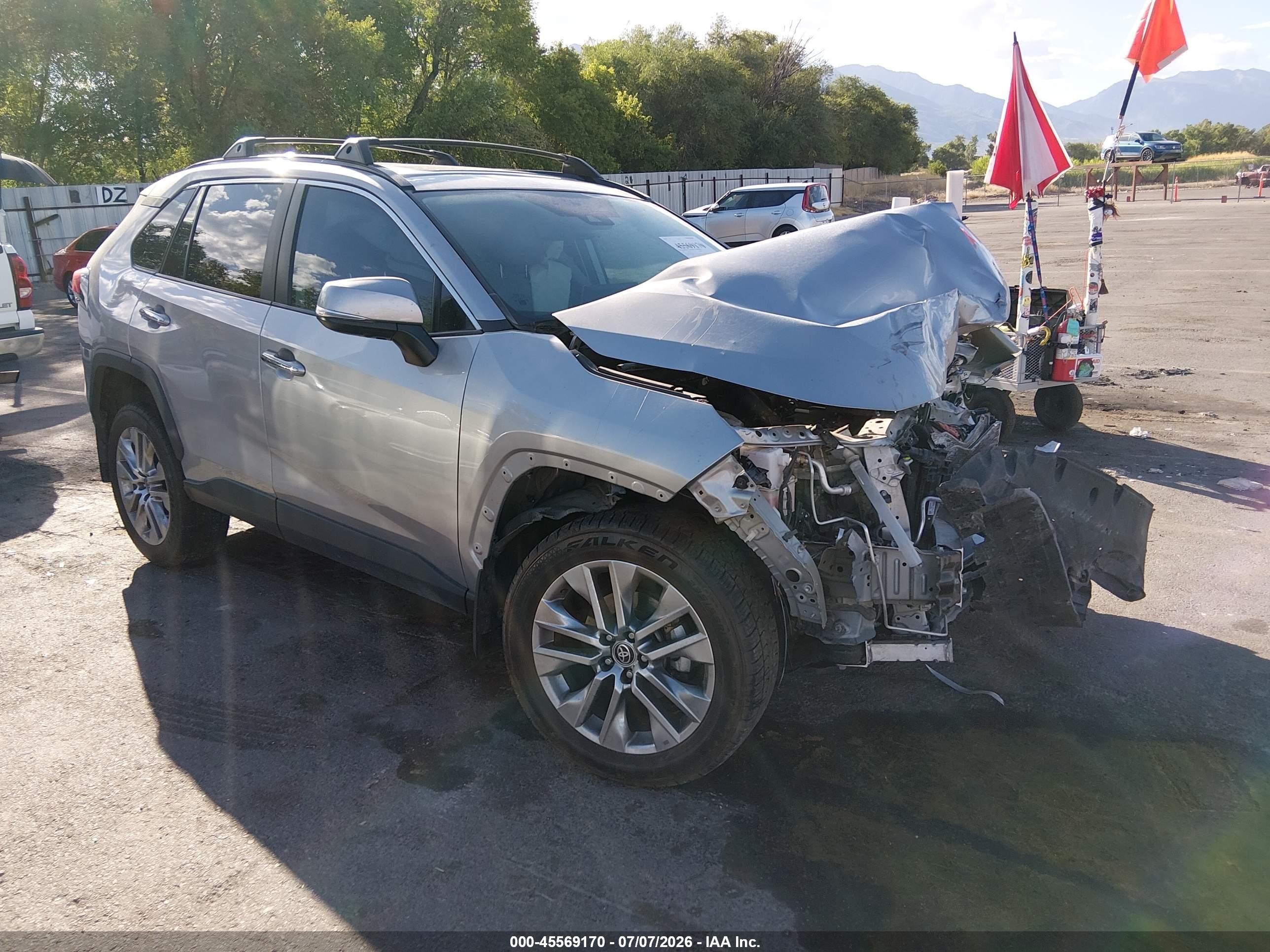 2022 Toyota RAV4 Limited, VIN 2T3N1RFV6NC287715 — Перед