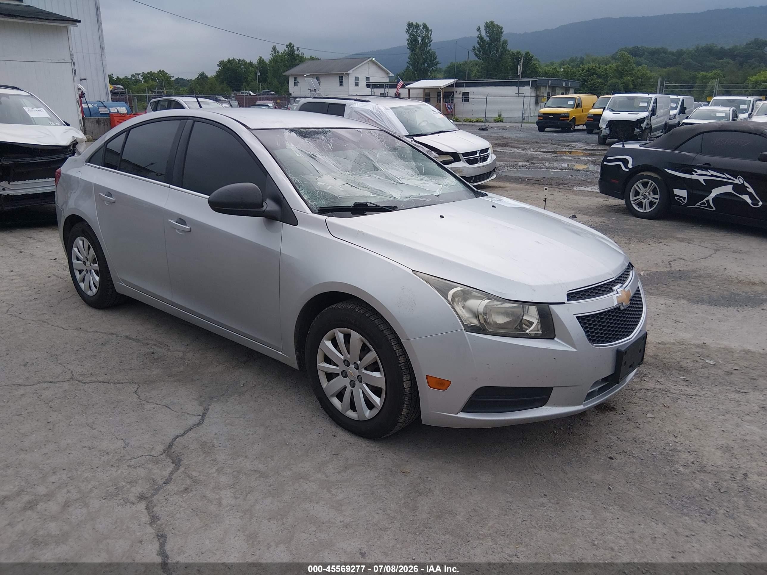 2011 Chevrolet Cruze LS, VIN 1G1PD5SH8B7297007 — Перед