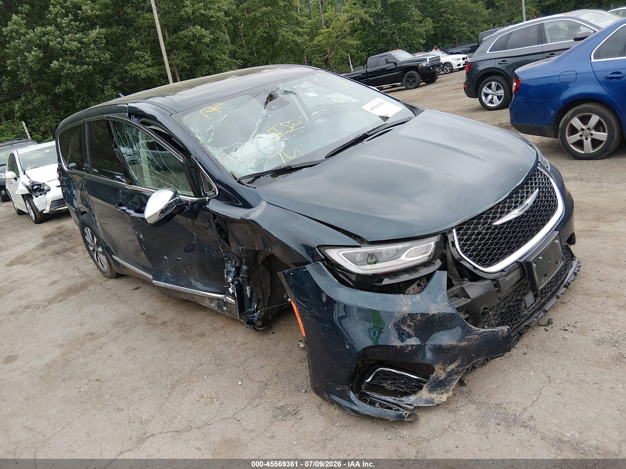 2022 Chrysler Pacifica Hybrid Limited, VIN 2C4RC1S70NR196775 — Бок