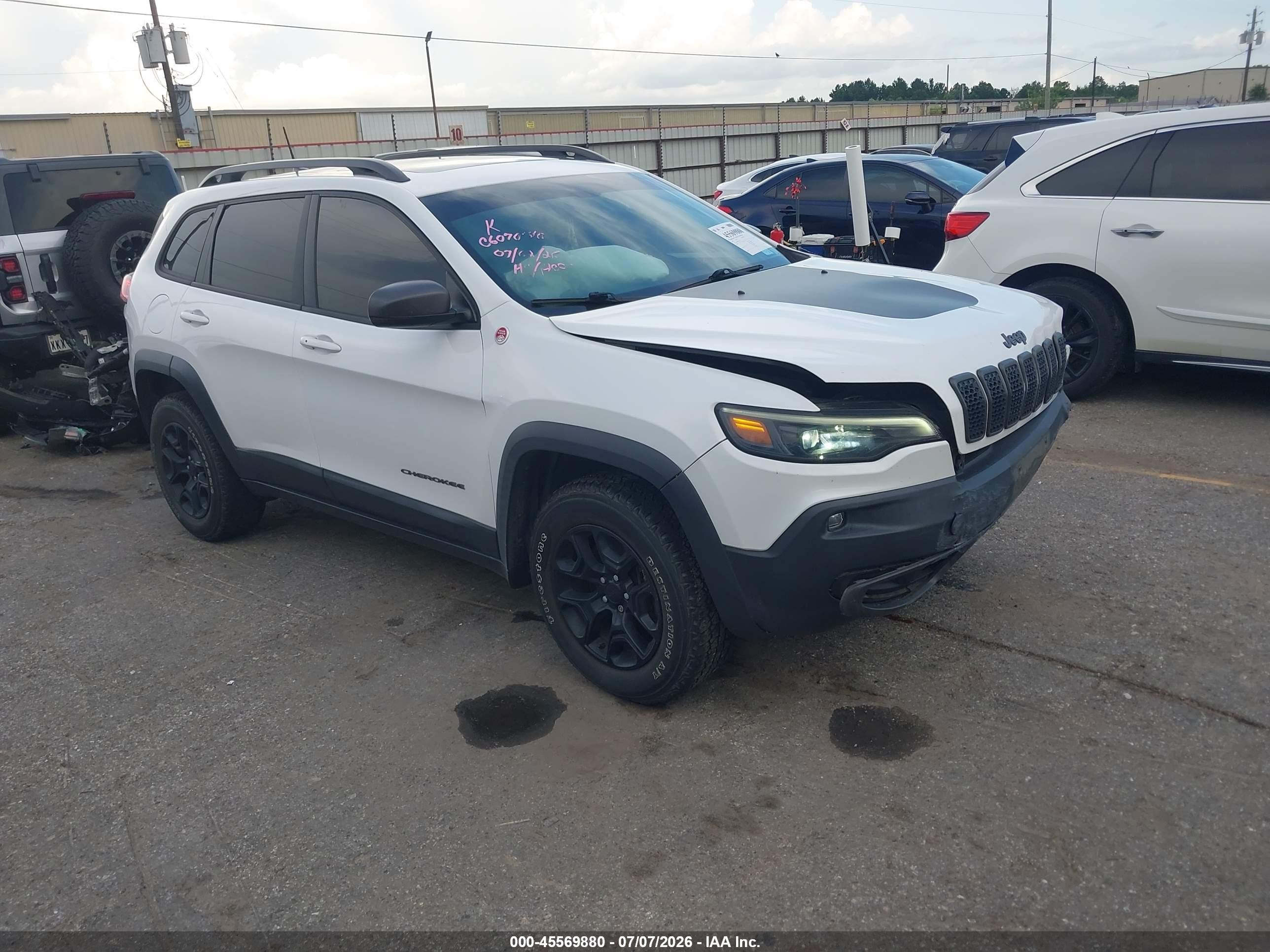 2020 Jeep Cherokee Trailhawk, VIN 1C4PJMBX1LD527510 — Front end