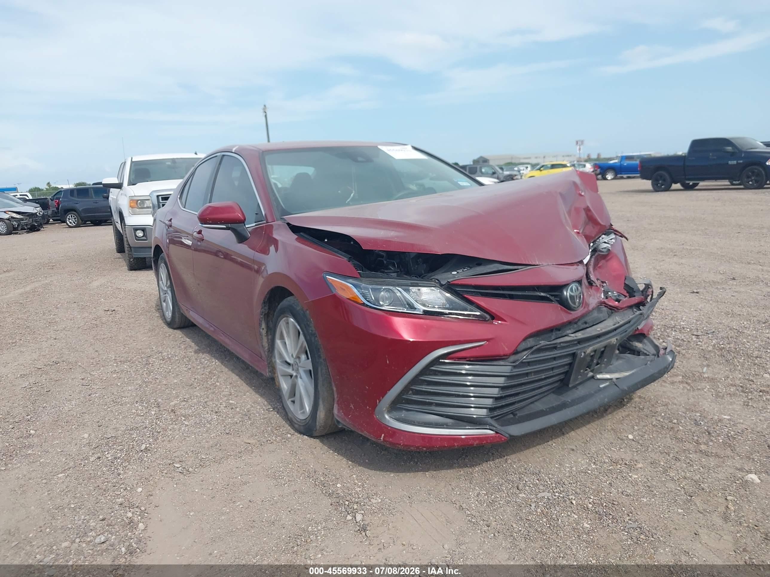 2022 Toyota Camry LE, VIN 4T1C11AK0NU002133 — Front end