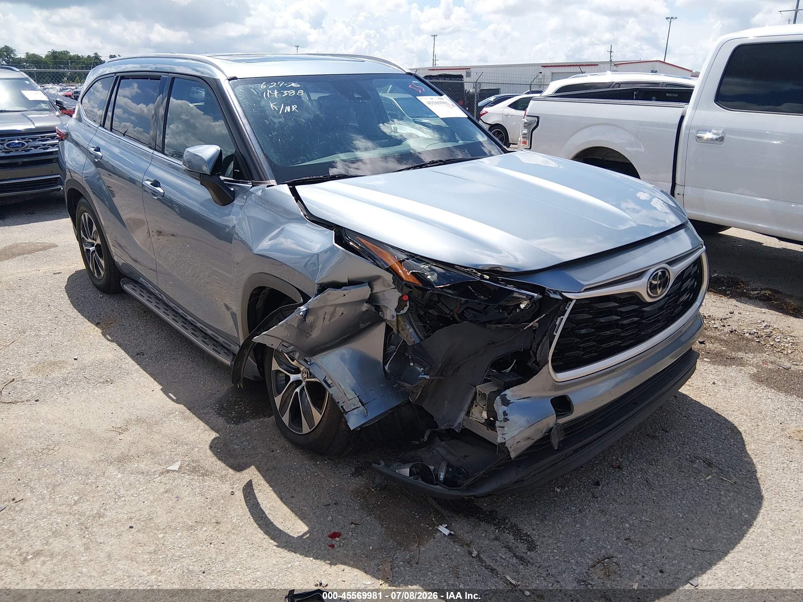 2022 Toyota Highlander XLE, VIN 5TDGZRAH4NS114388 — Front end