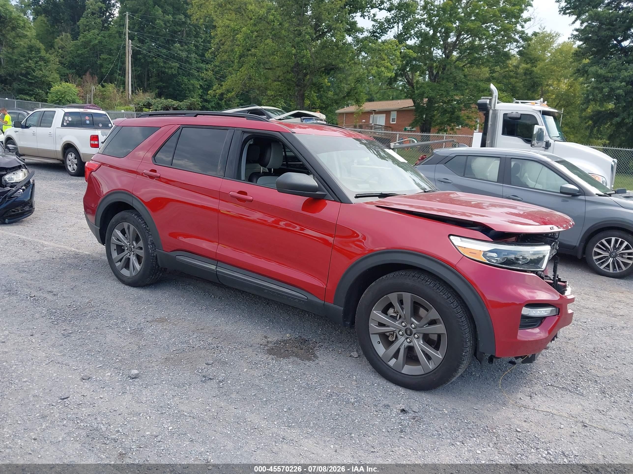 2021 Ford Explorer XLT, VIN 1FMSK7DH7MGC47892 — Front end