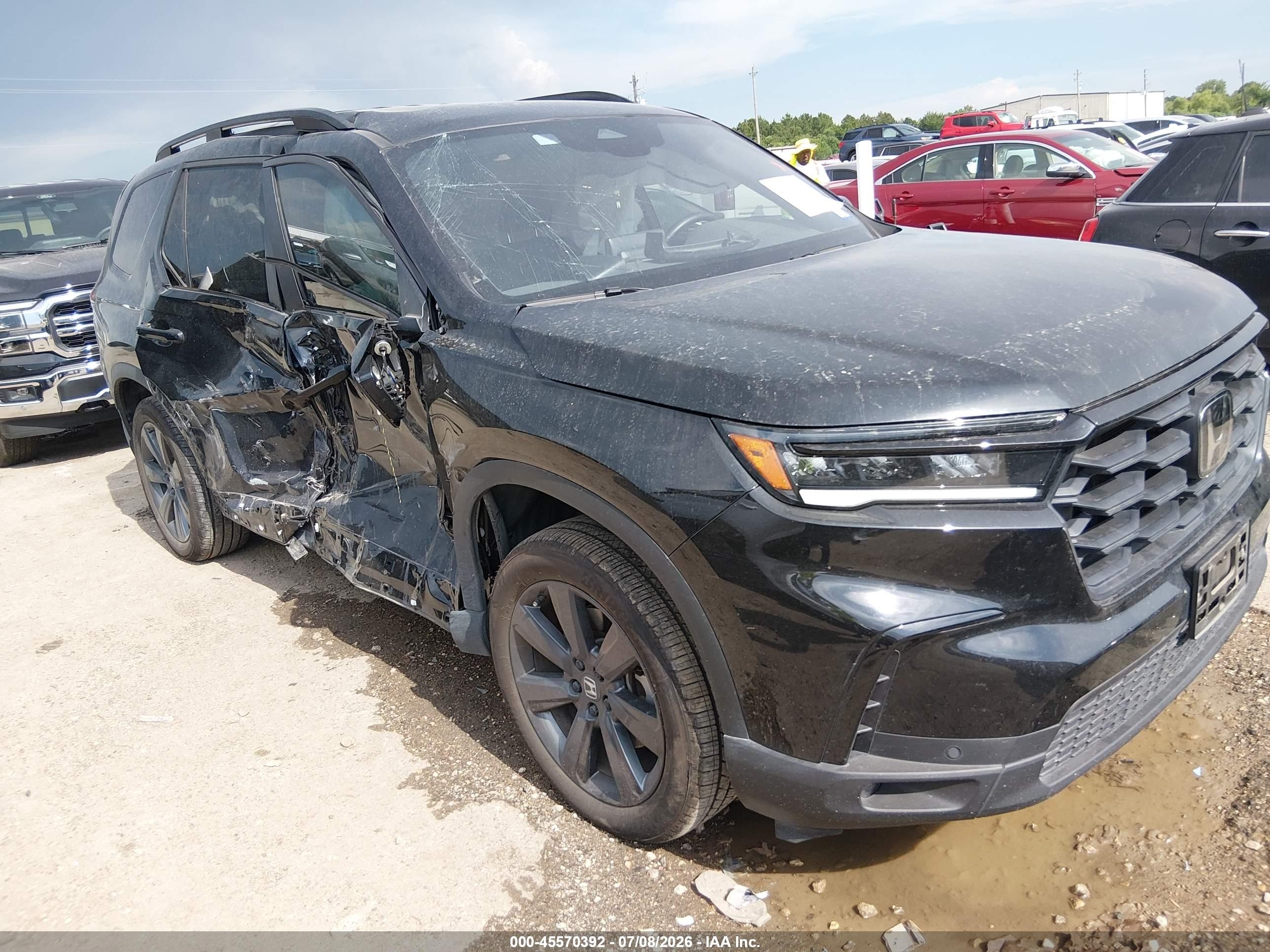 2025 Honda Pilot Sport, VIN 5FNYG2H3XSB005042 — Бок