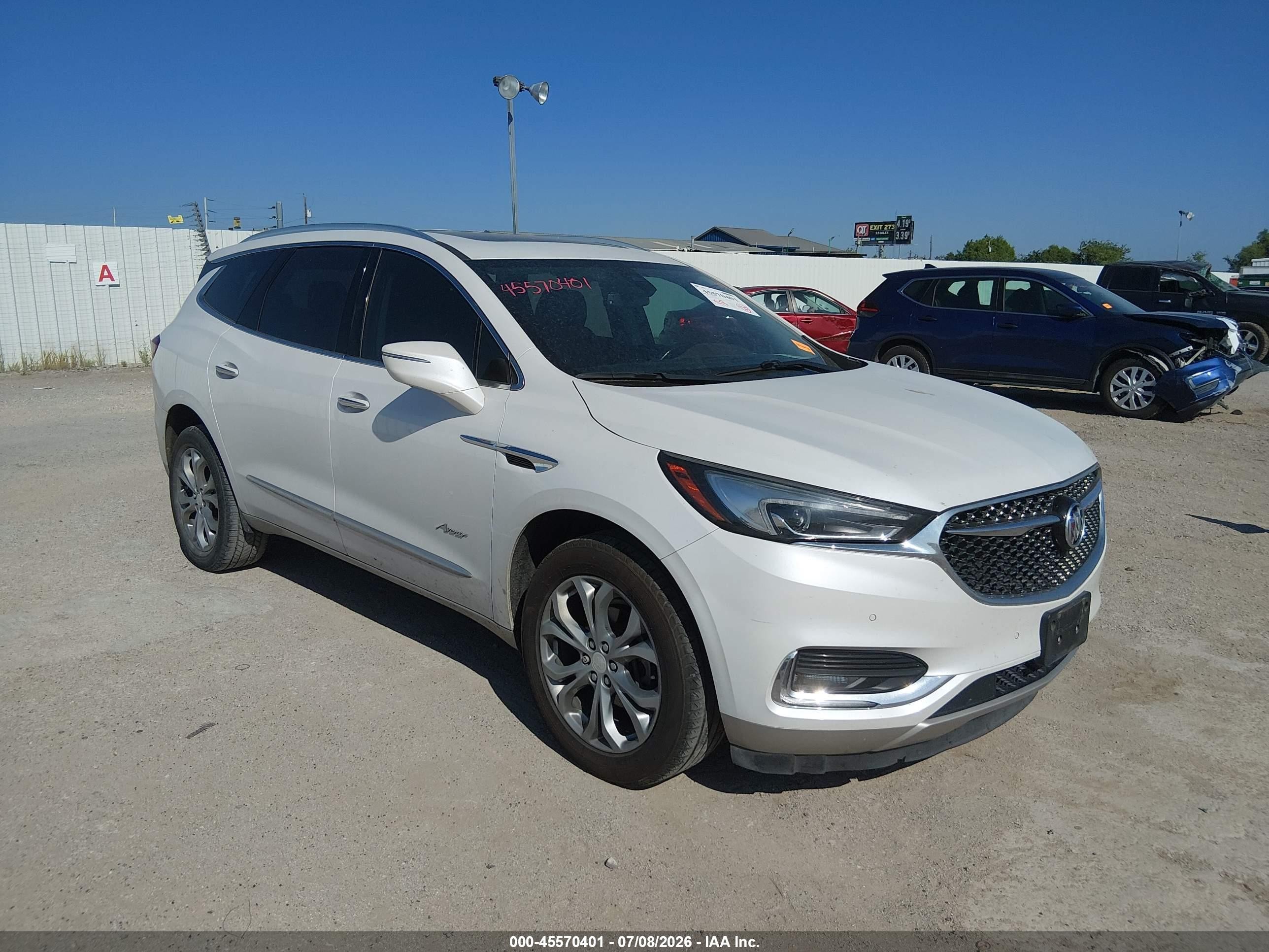 2018 Buick Enclave Avenir, VIN 5GAERDKW4JJ237124 — Бок
