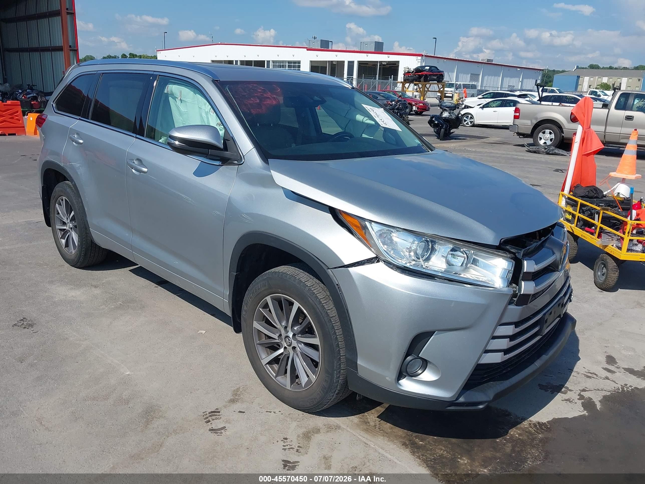 2017 Toyota Highlander XLE, VIN 5TDJZRFH5HS467614 — Front end