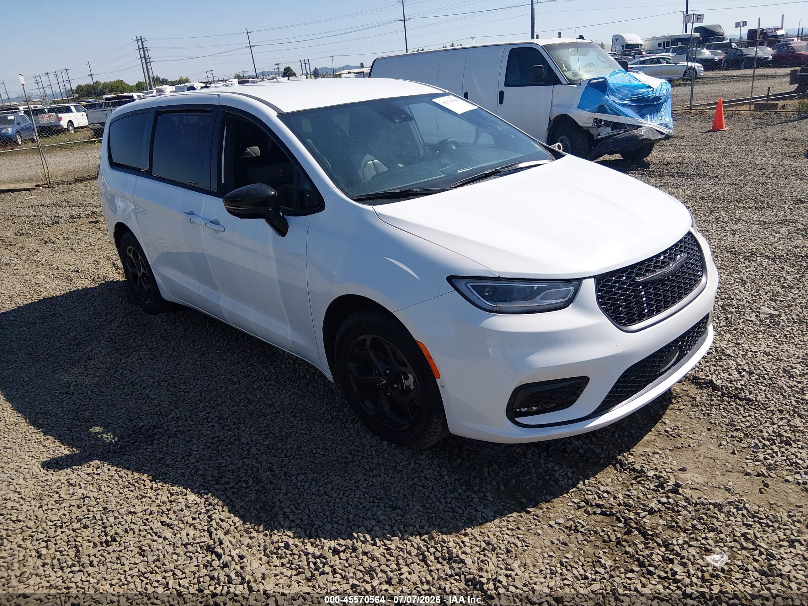 2024 Chrysler Pacifica Hybrid Select, VIN 2C4RC1S77RR112019 — Normal wear