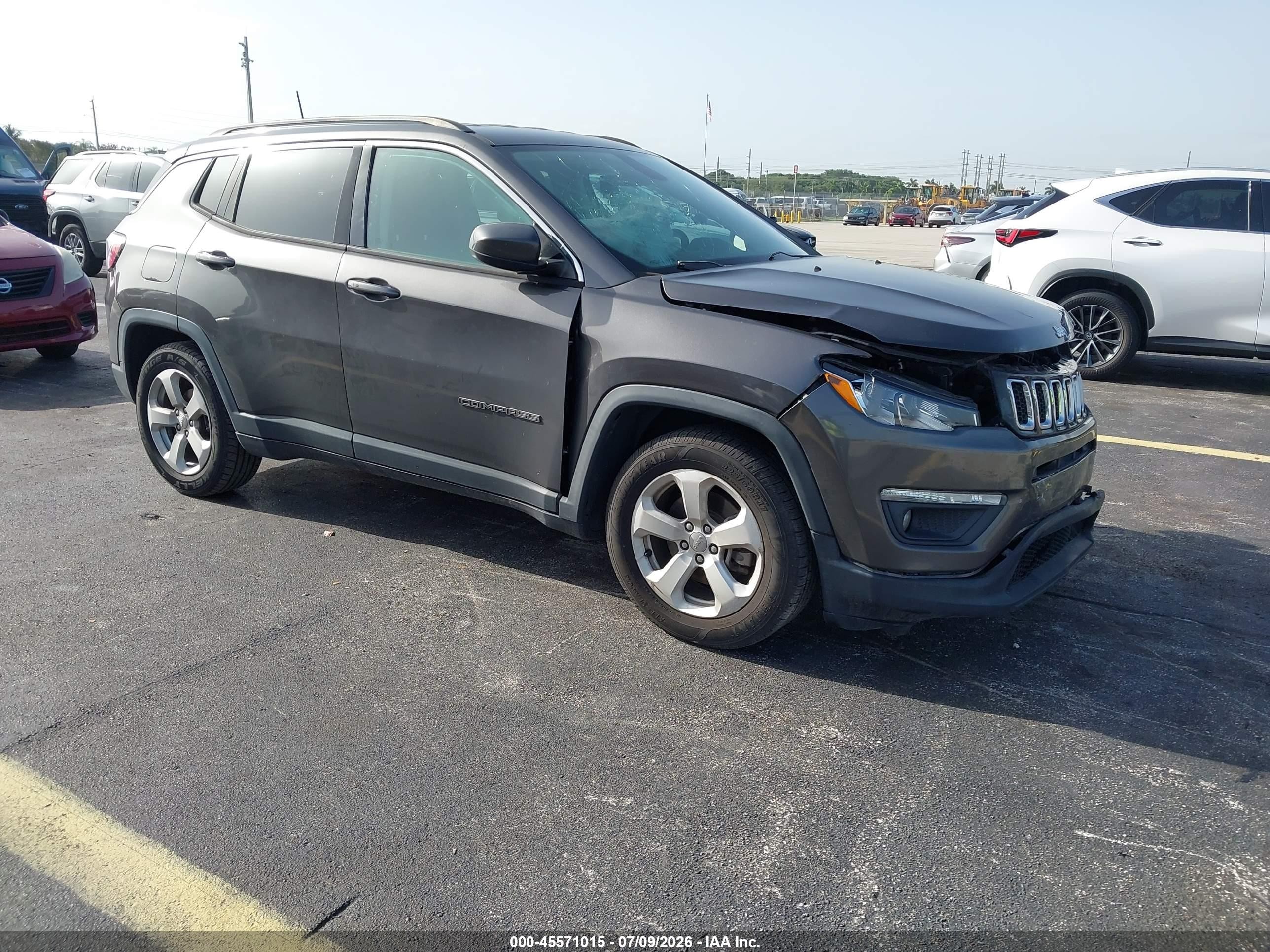 2019 Jeep Compass Altitude, VIN 3C4NJCBB4KT636364 — Перед