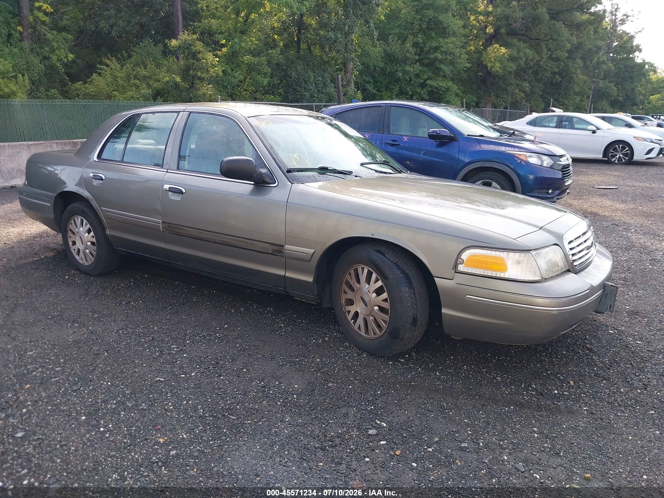 2004 Ford Crown Victoria LX, VIN 2FAFP74W94X182212 — Side