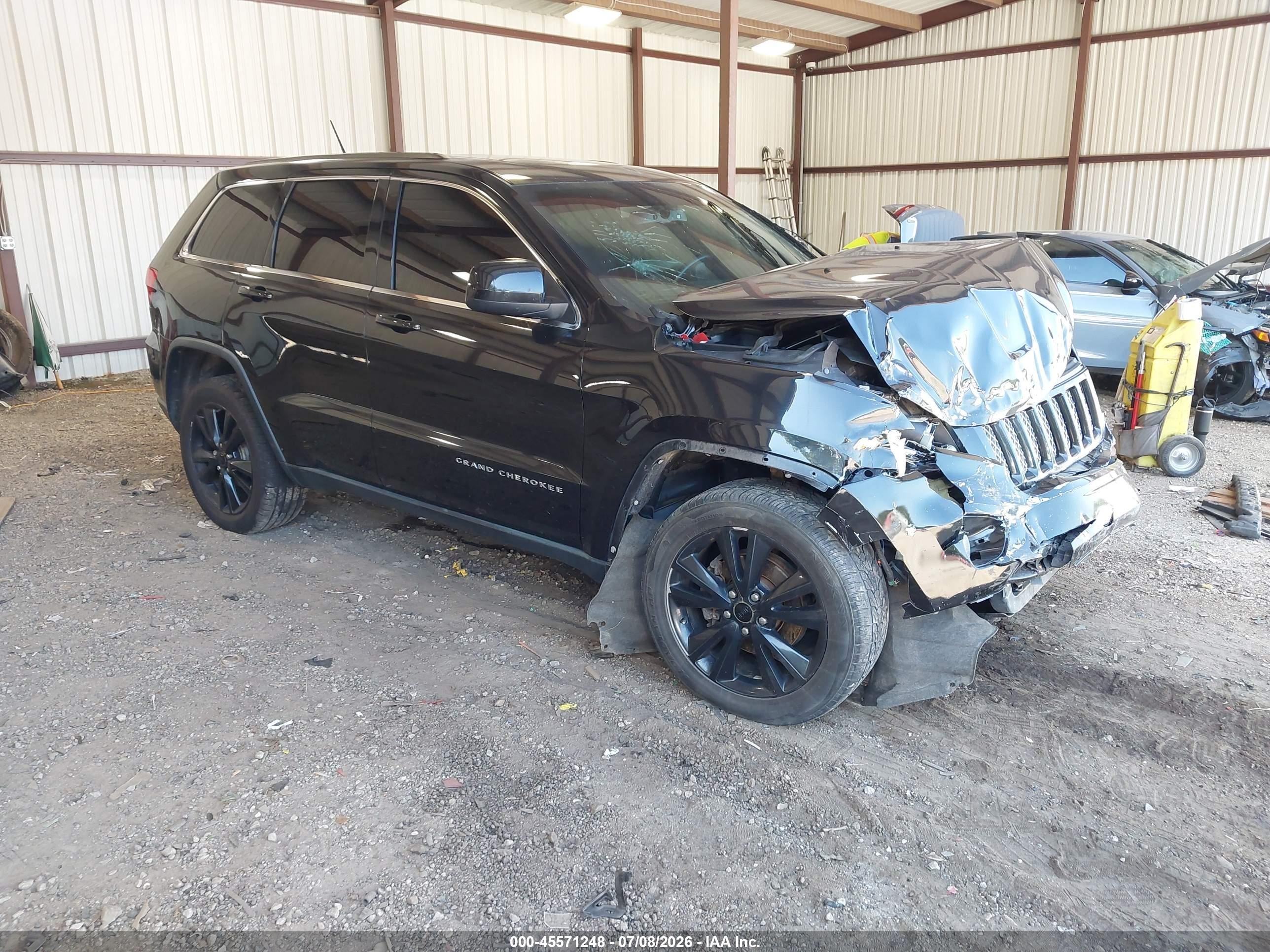 2012 Jeep Grand Cherokee Laredo, VIN 1C4RJFAG8CC313383 — Front end