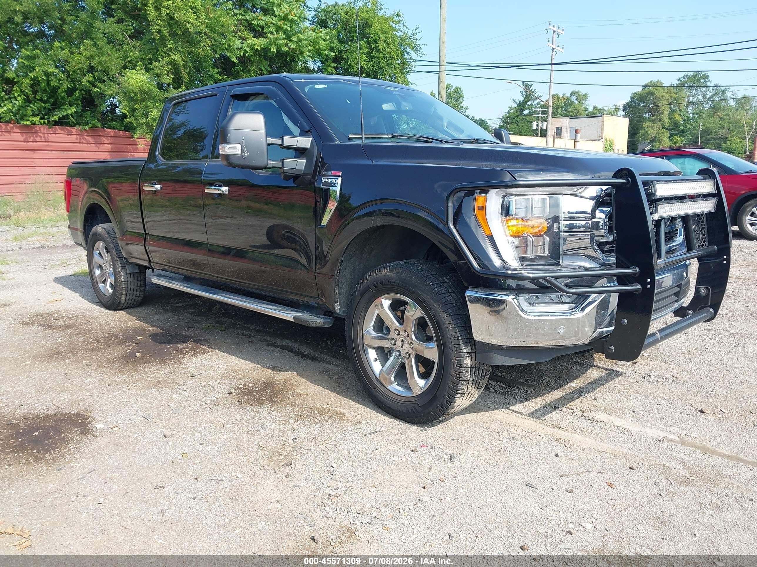 2023 Ford F-150 XLT, VIN 1FTFW1E50PKE68828 — Бок